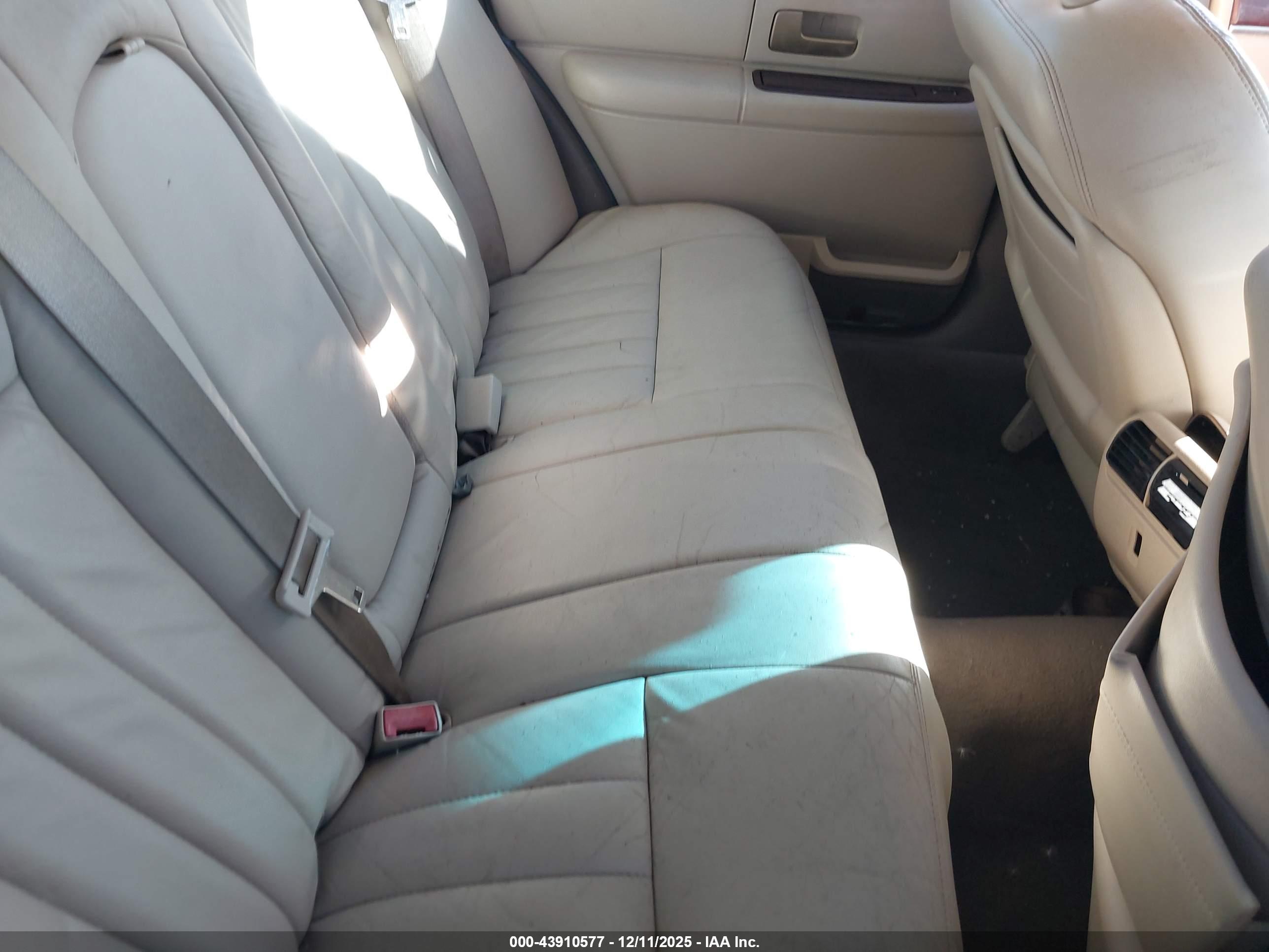 LINCOLN TOWN image 8