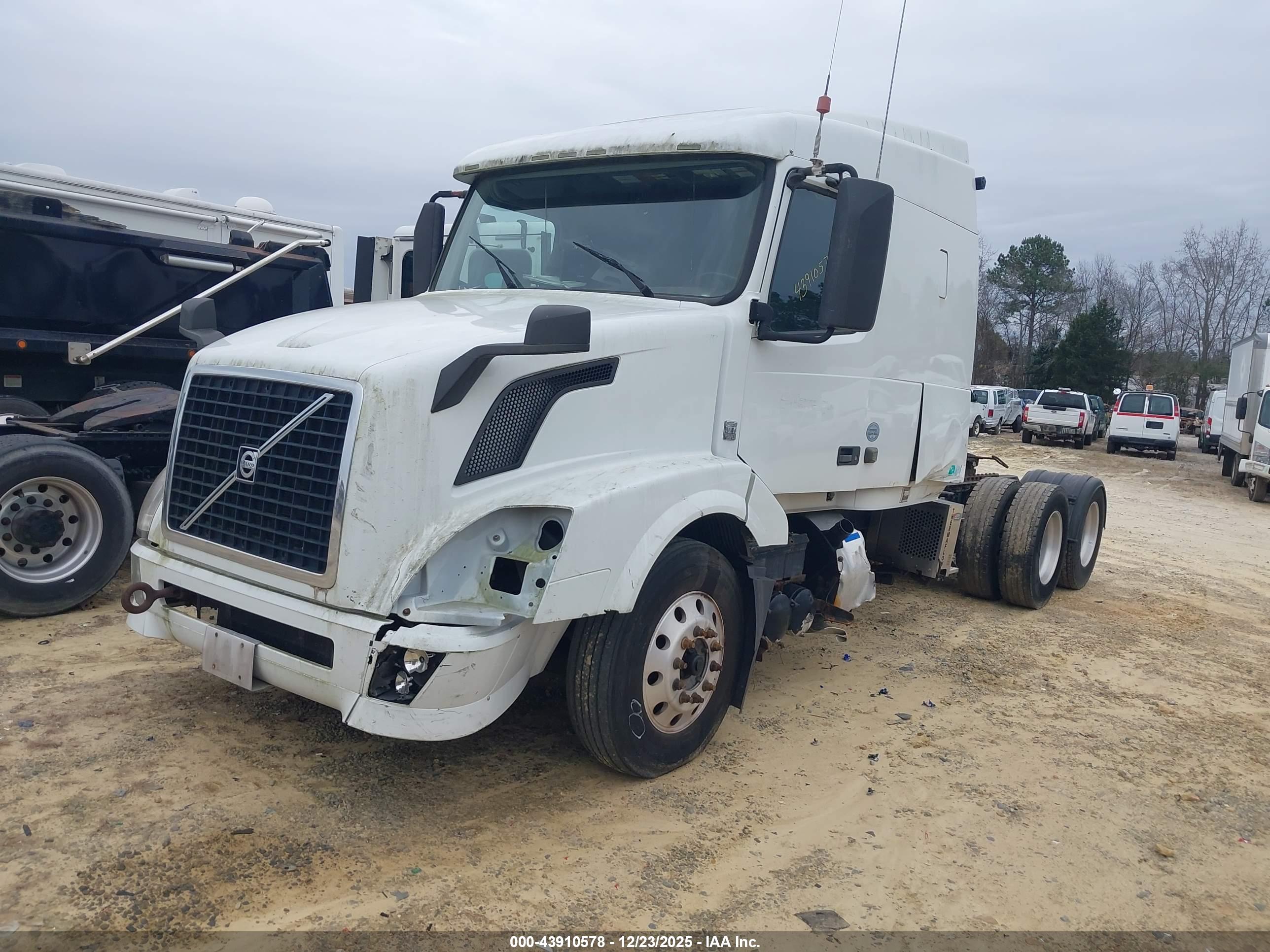 VOLVO VN image 2