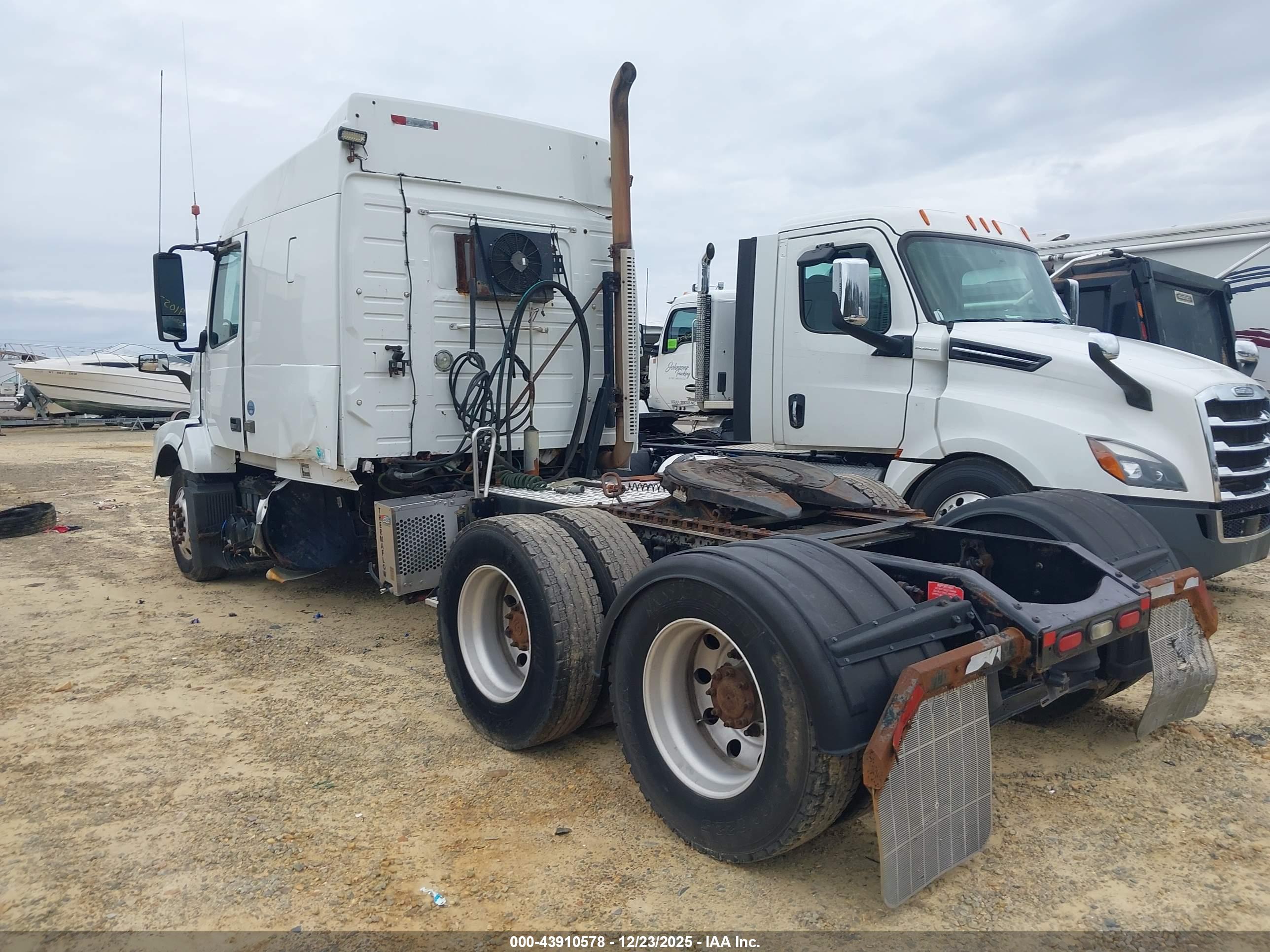 VOLVO VN image 3