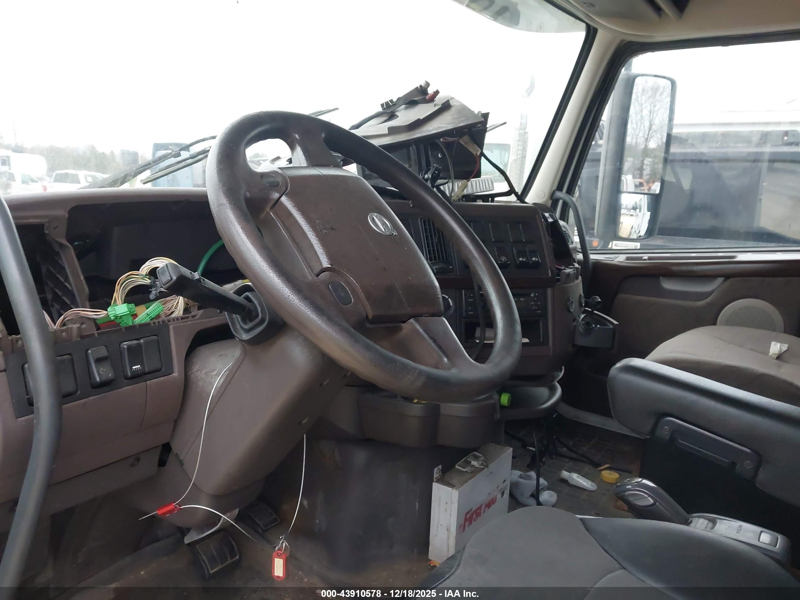 VOLVO VN image 8