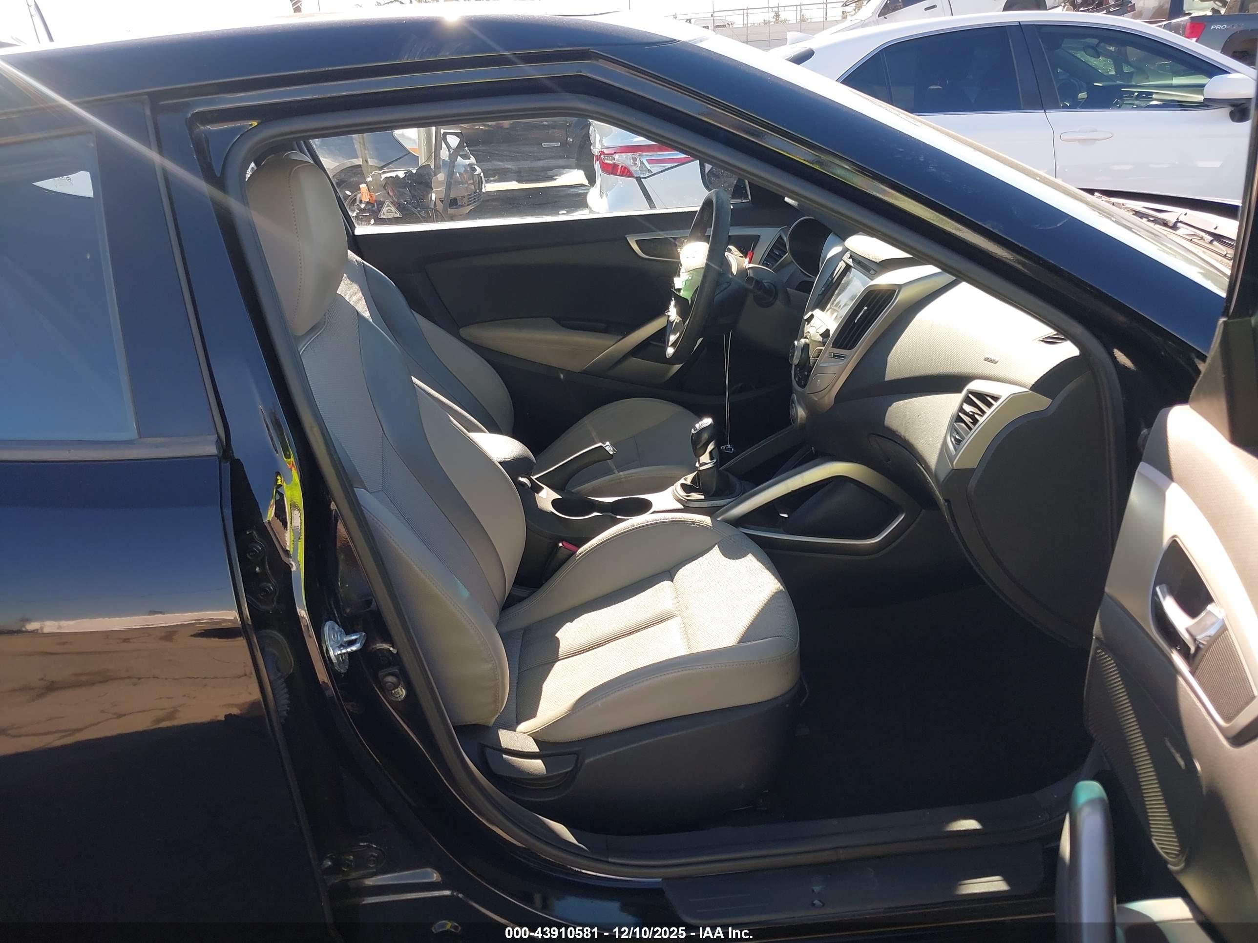 HYUNDAI VELOSTER image 5