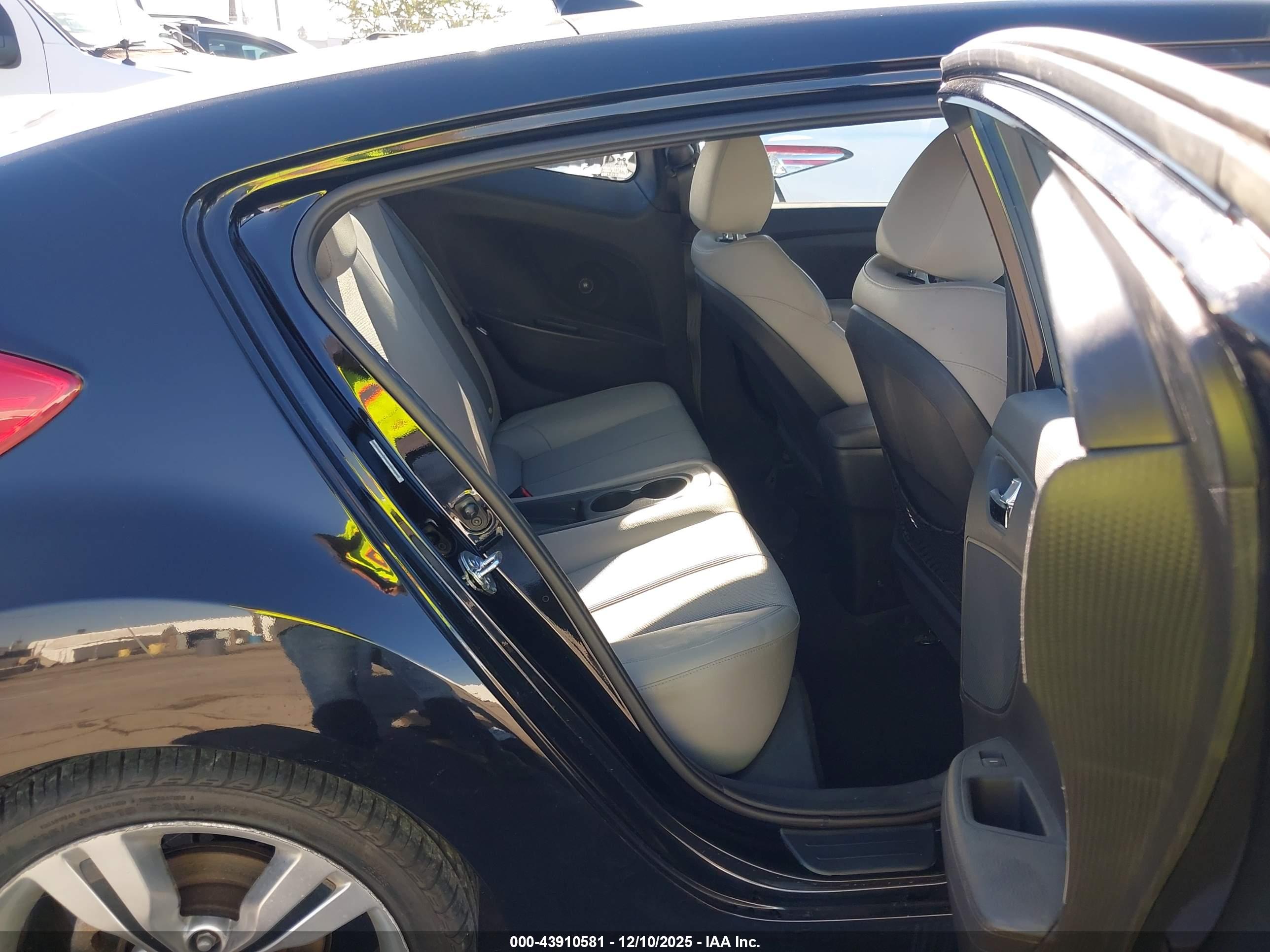 HYUNDAI VELOSTER image 8