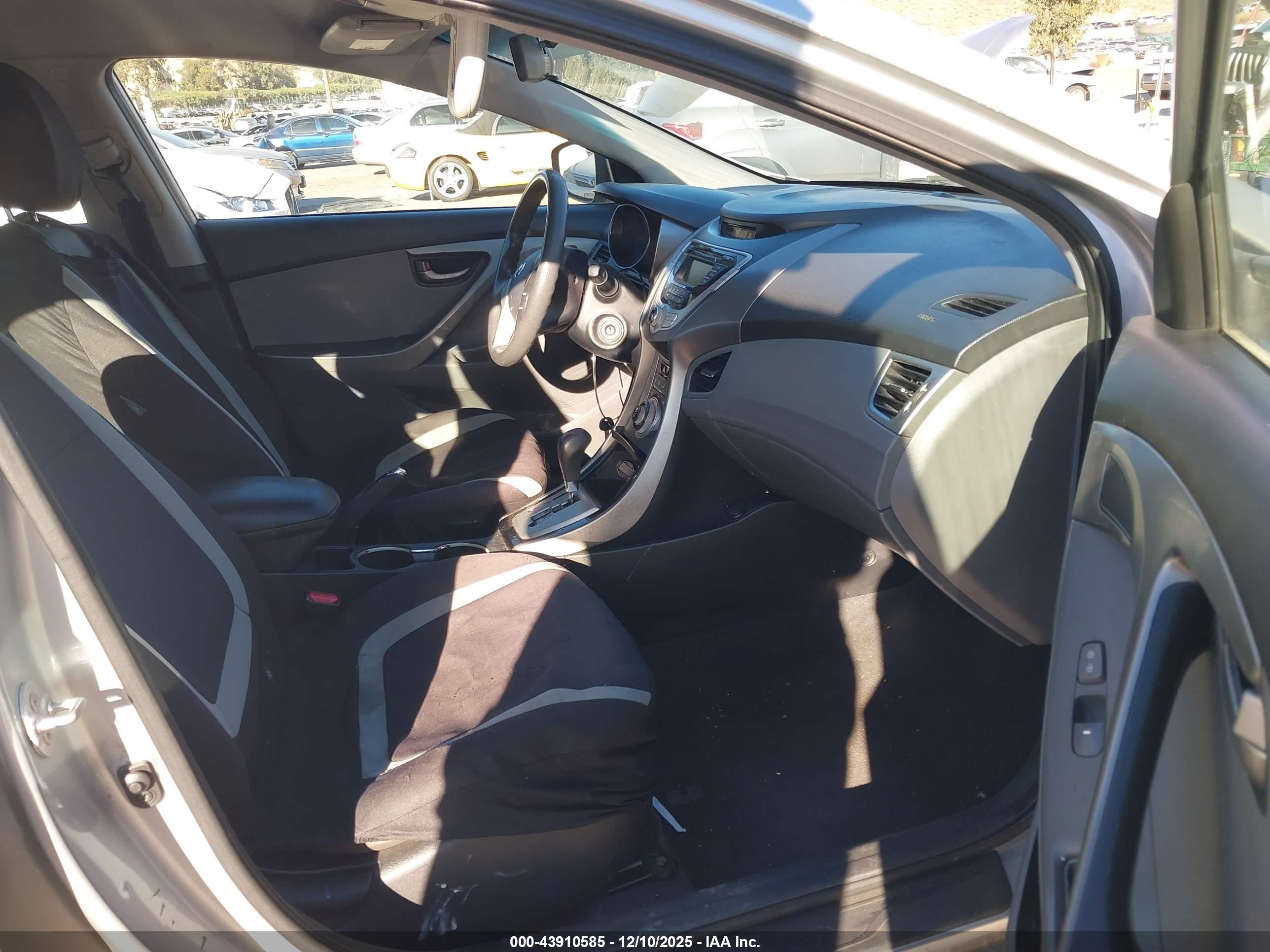 HYUNDAI ELANTRA image 5