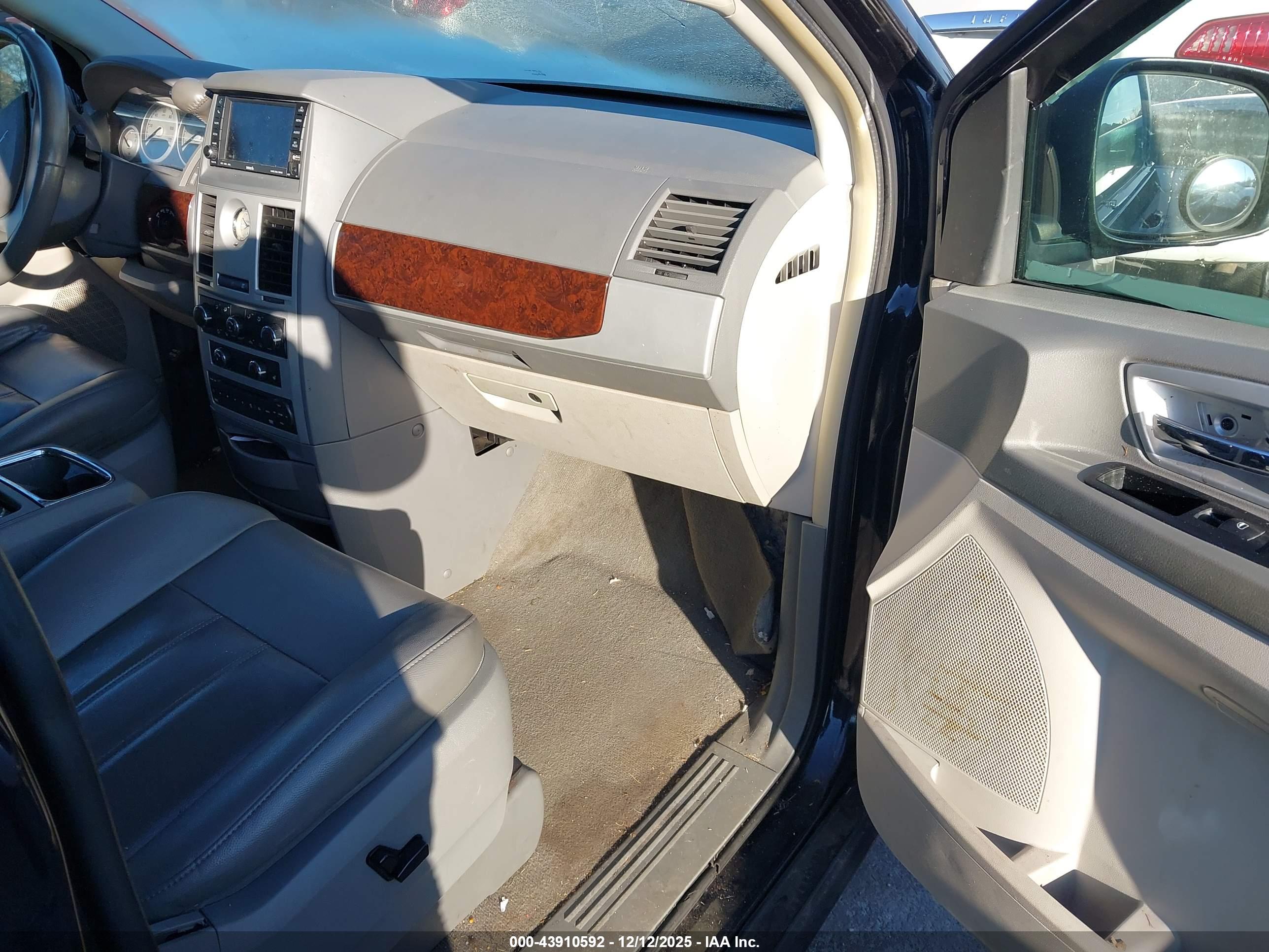 CHRYSLER TOWN image 5