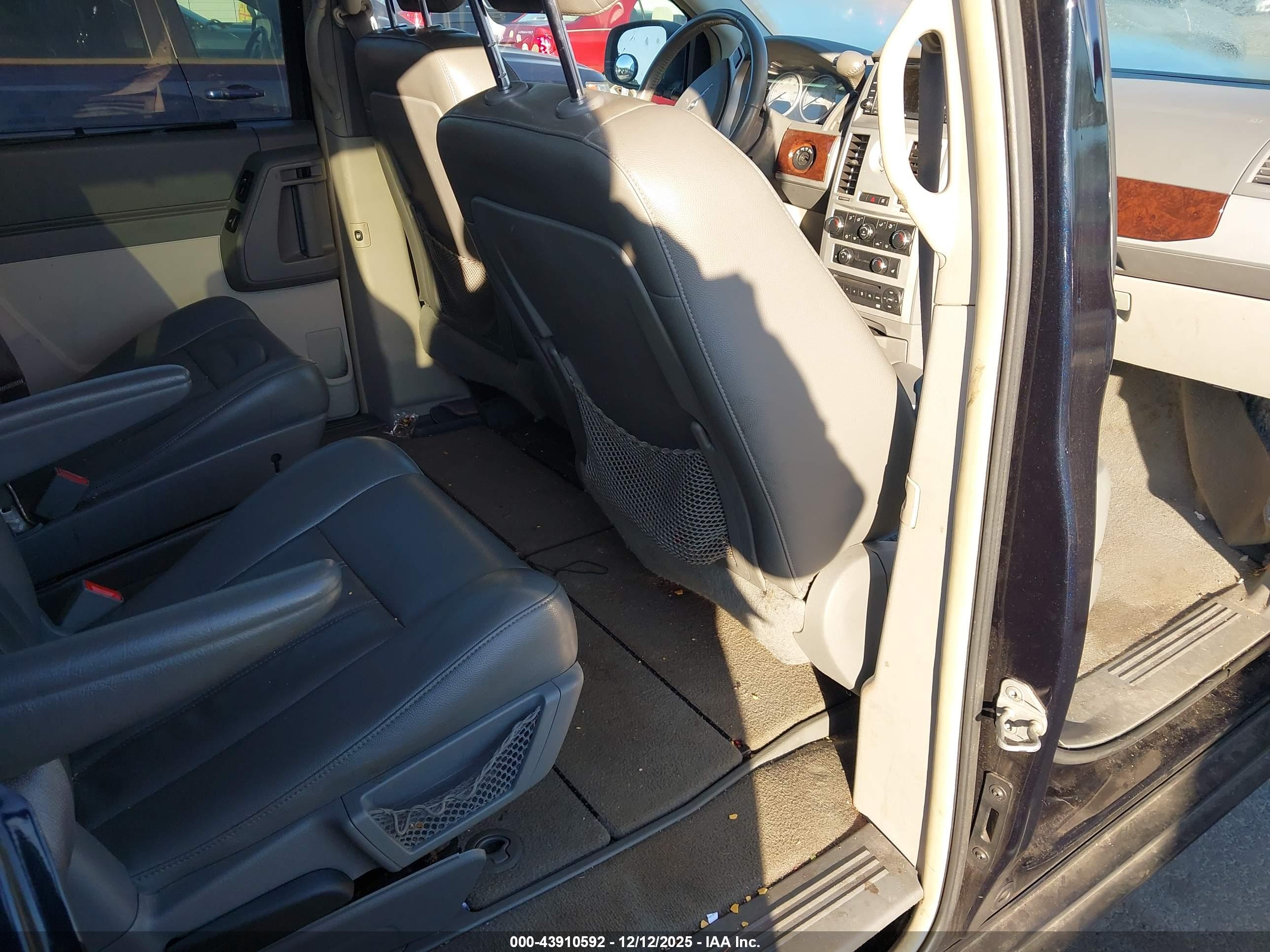 CHRYSLER TOWN image 8