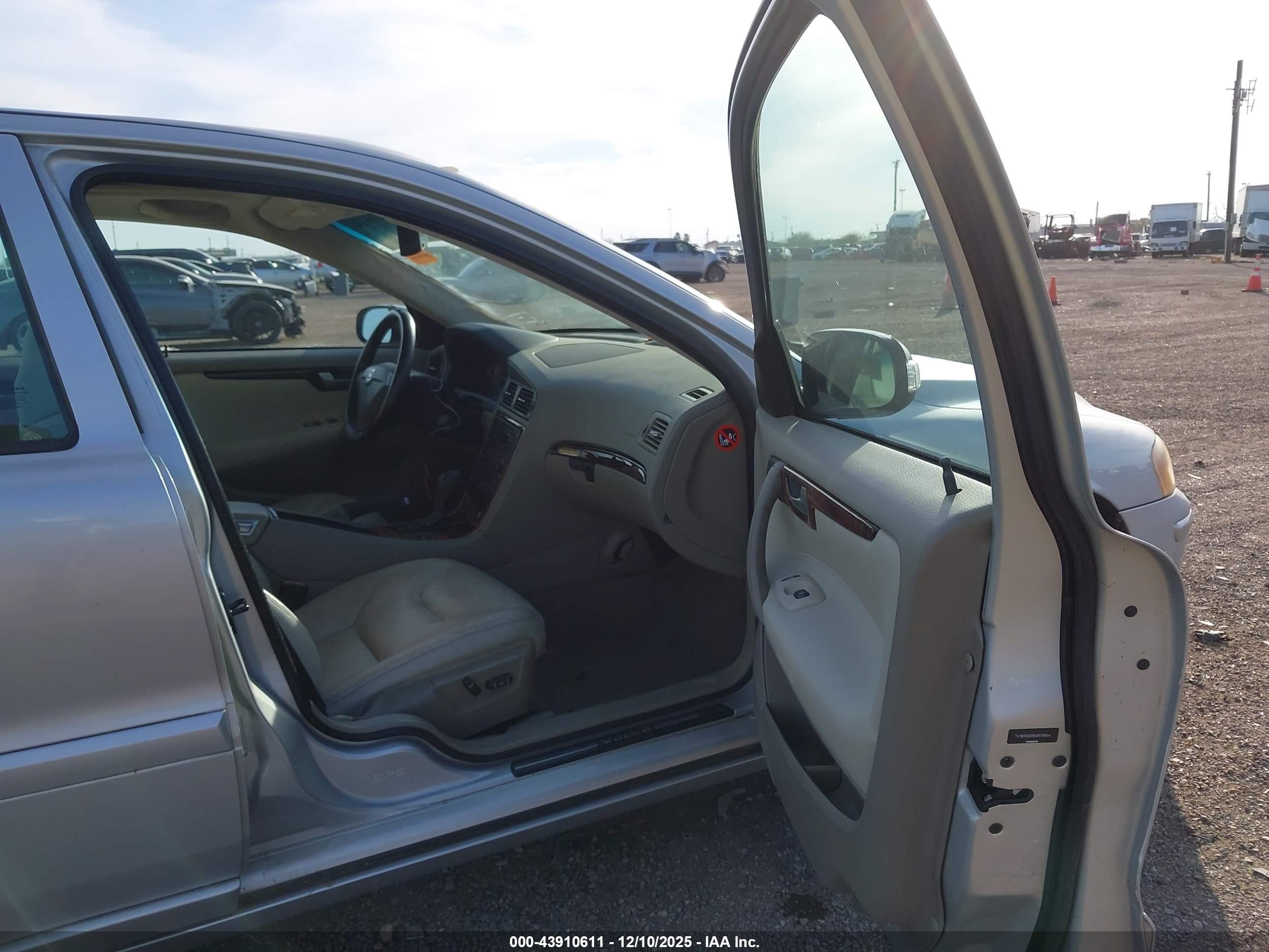 VOLVO S60 image 5