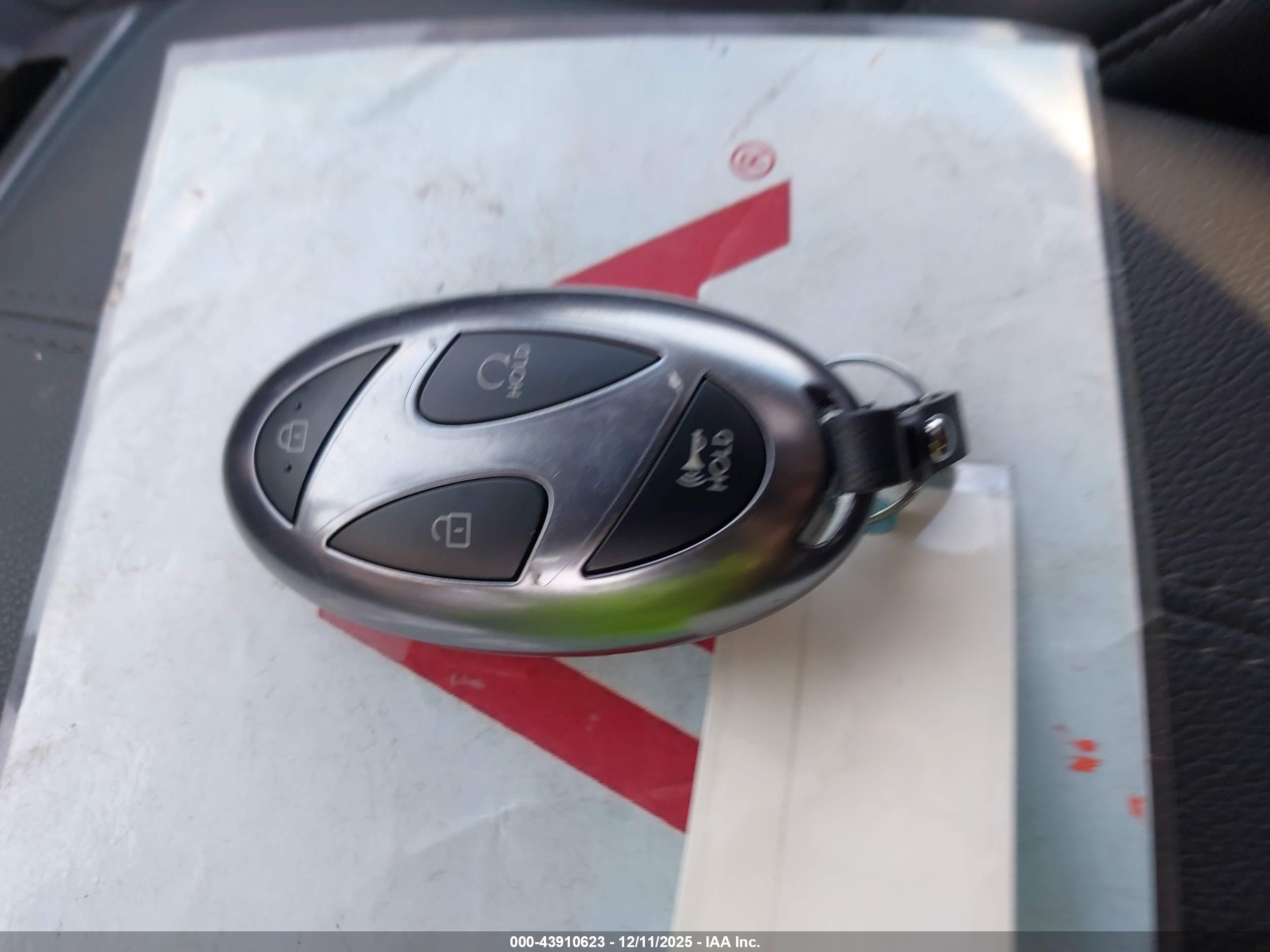 HYUNDAI TUCSON image 11