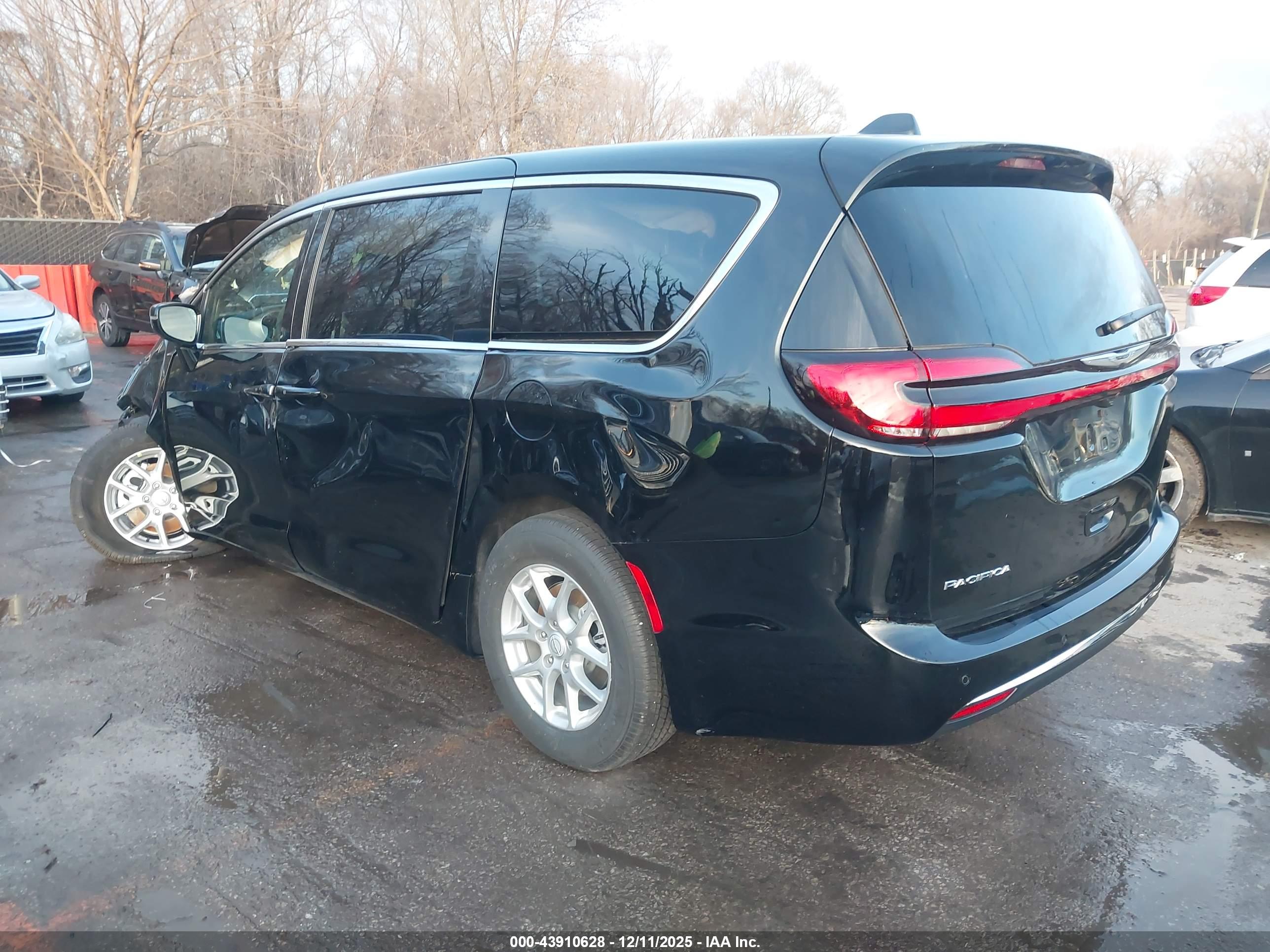 CHRYSLER PACIFICA image 3
