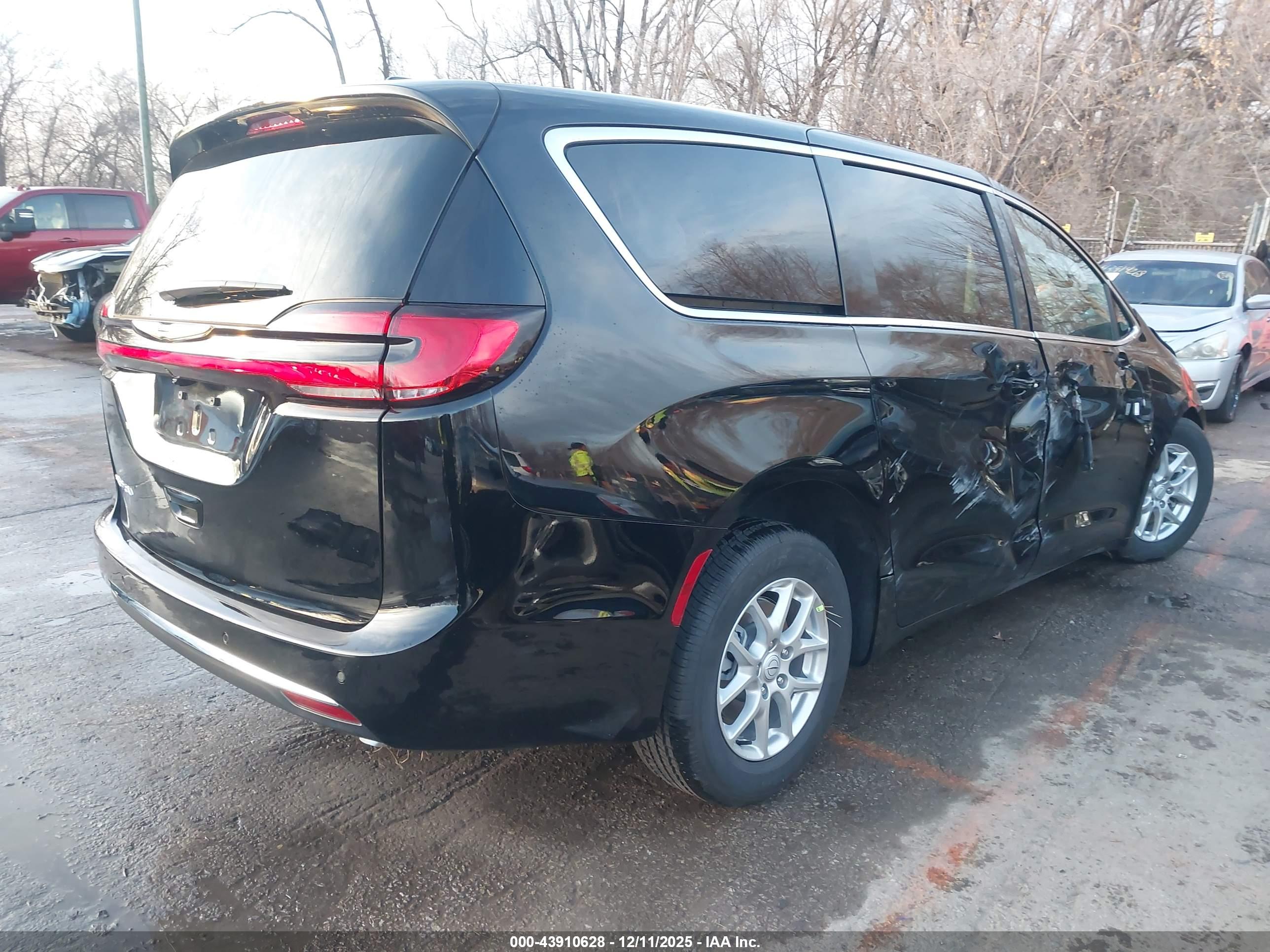 CHRYSLER PACIFICA image 4