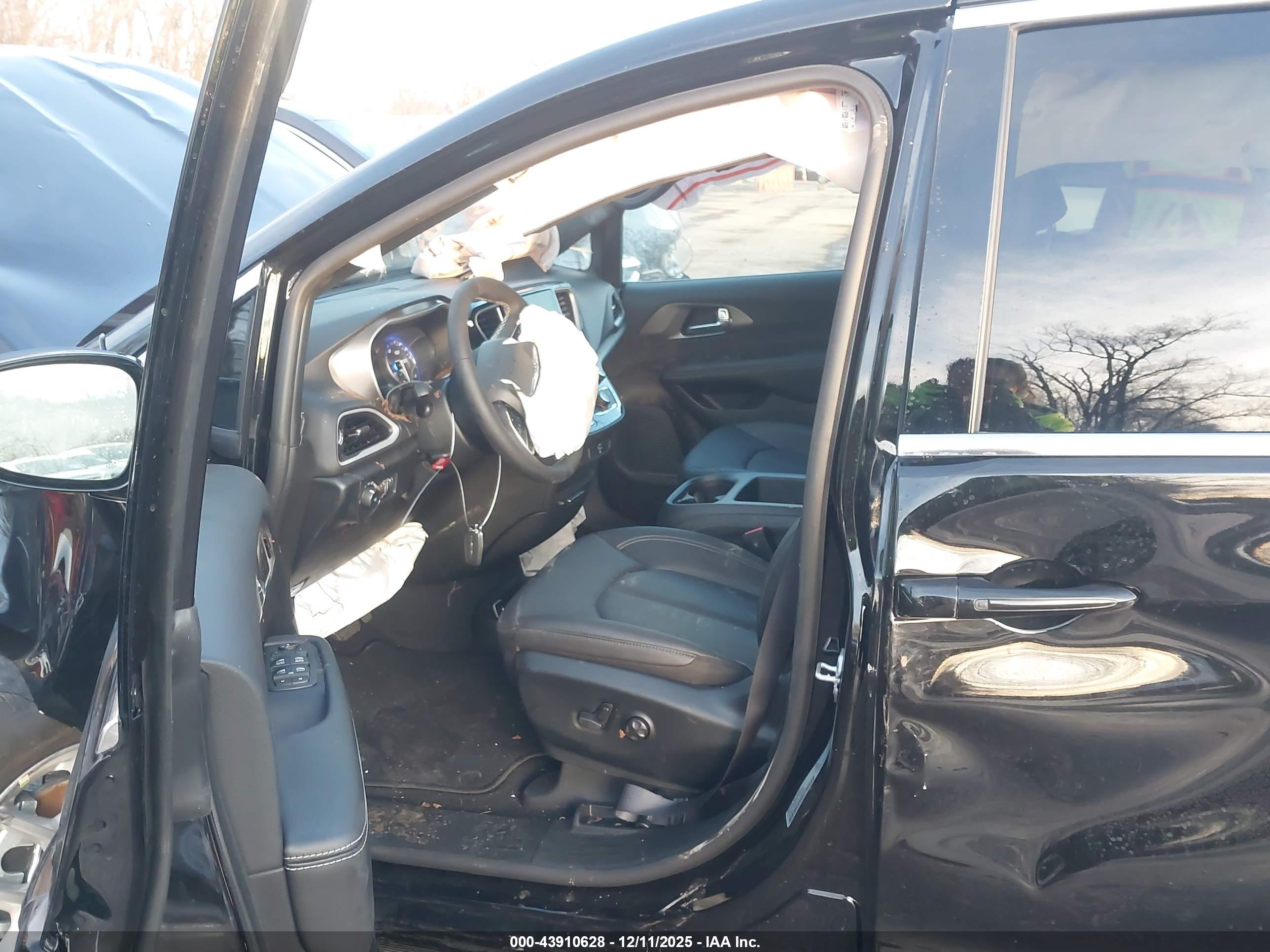 CHRYSLER PACIFICA image 5