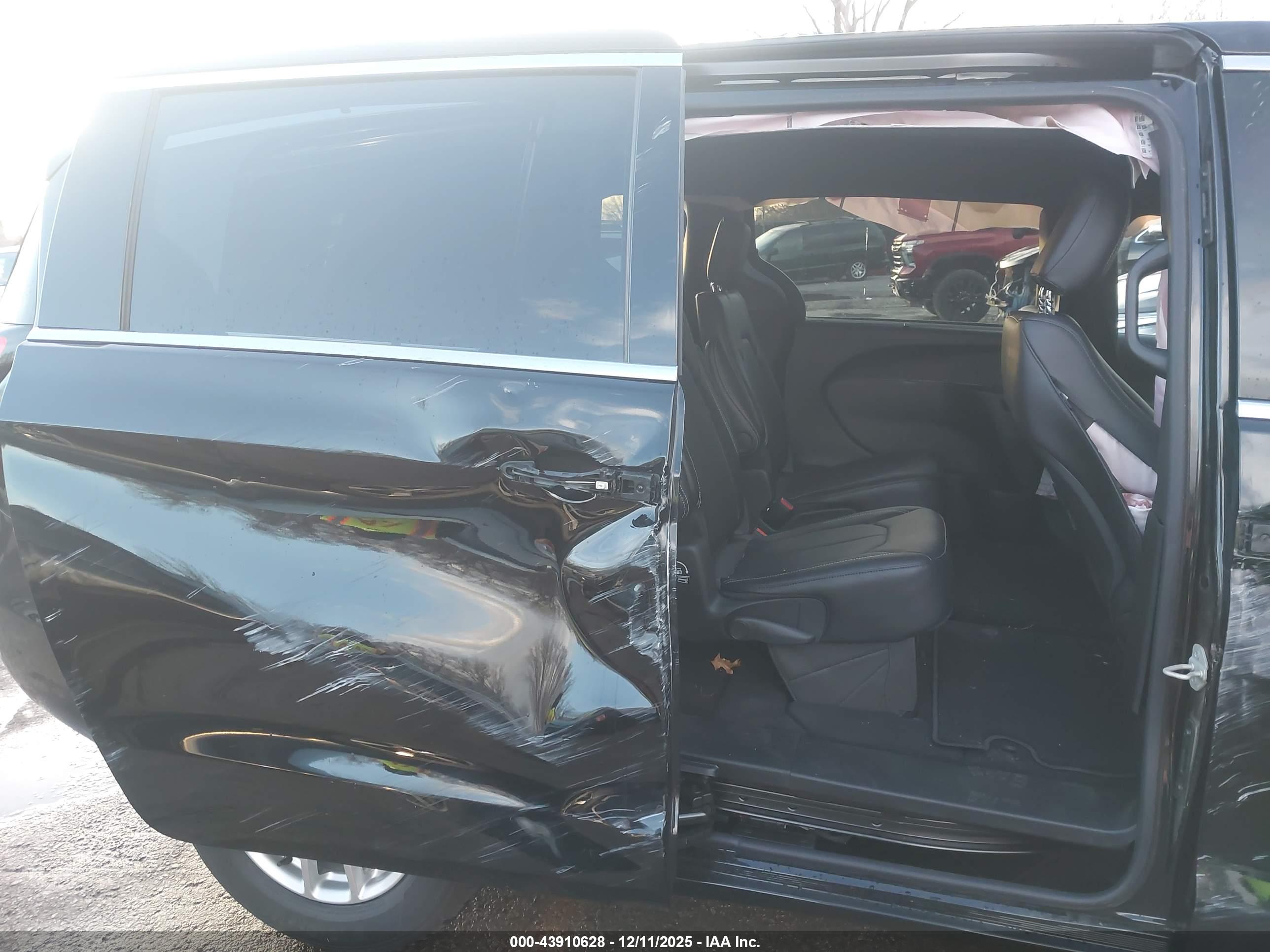 CHRYSLER PACIFICA image 8