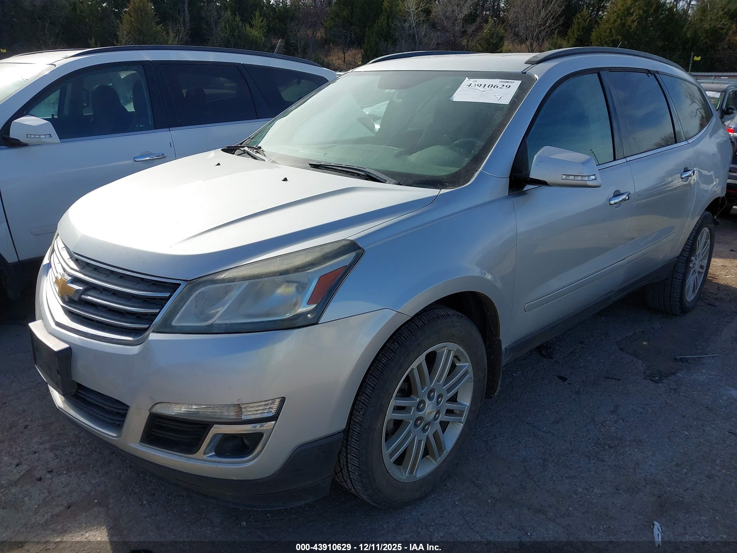 CHEVROLET TRAVERSE image 2