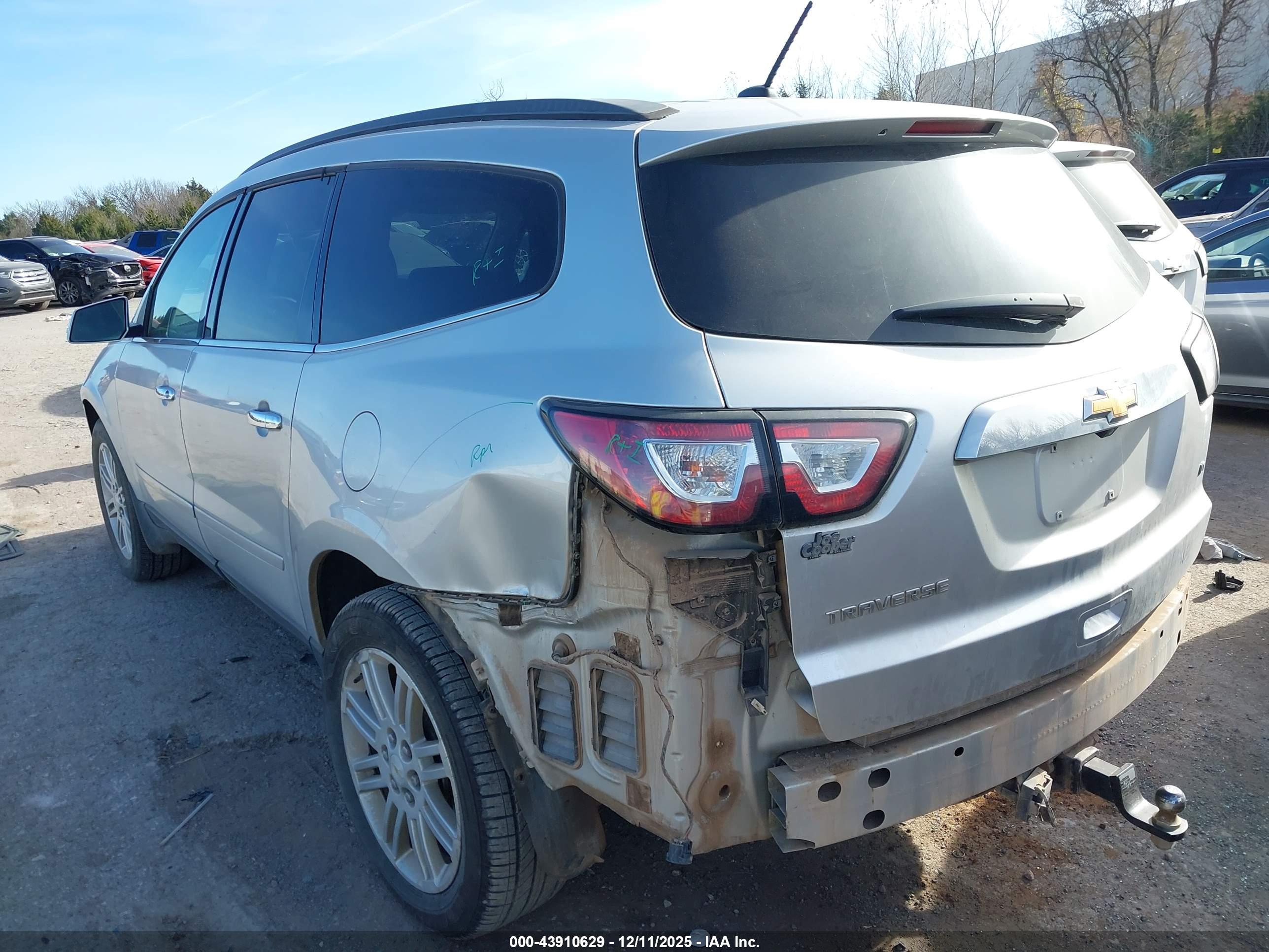 CHEVROLET TRAVERSE image 3