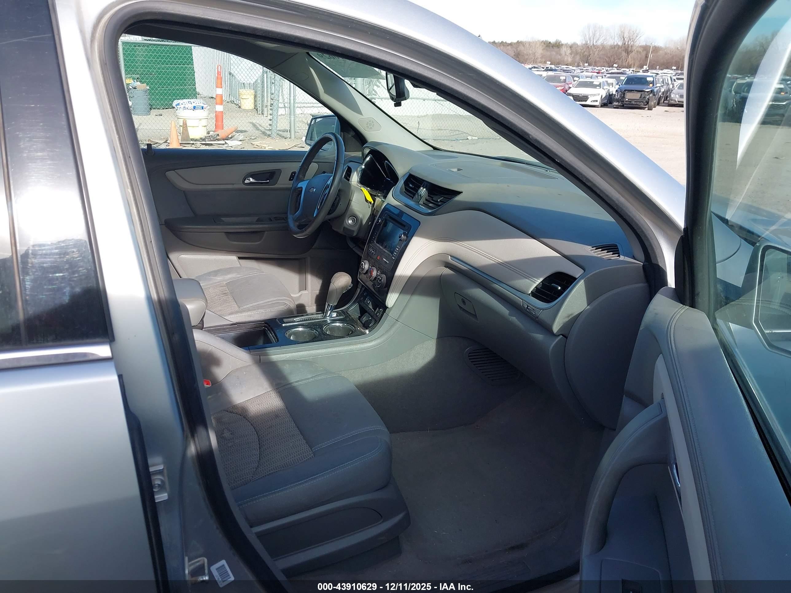 CHEVROLET TRAVERSE image 5
