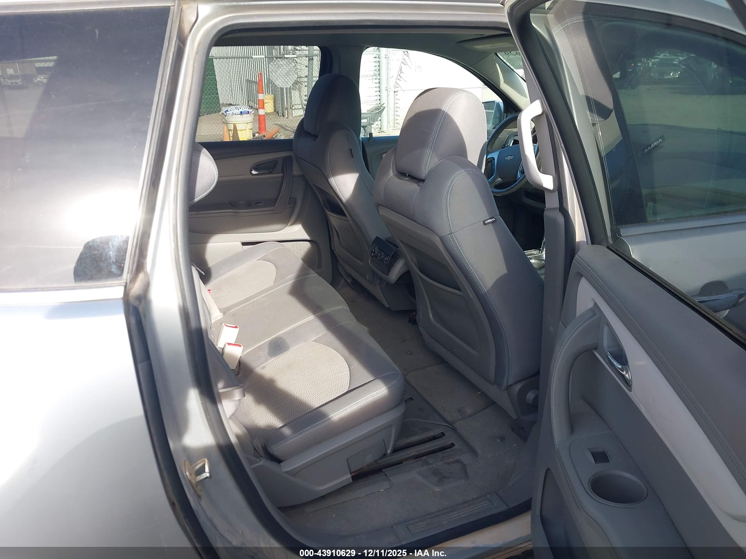 CHEVROLET TRAVERSE image 8