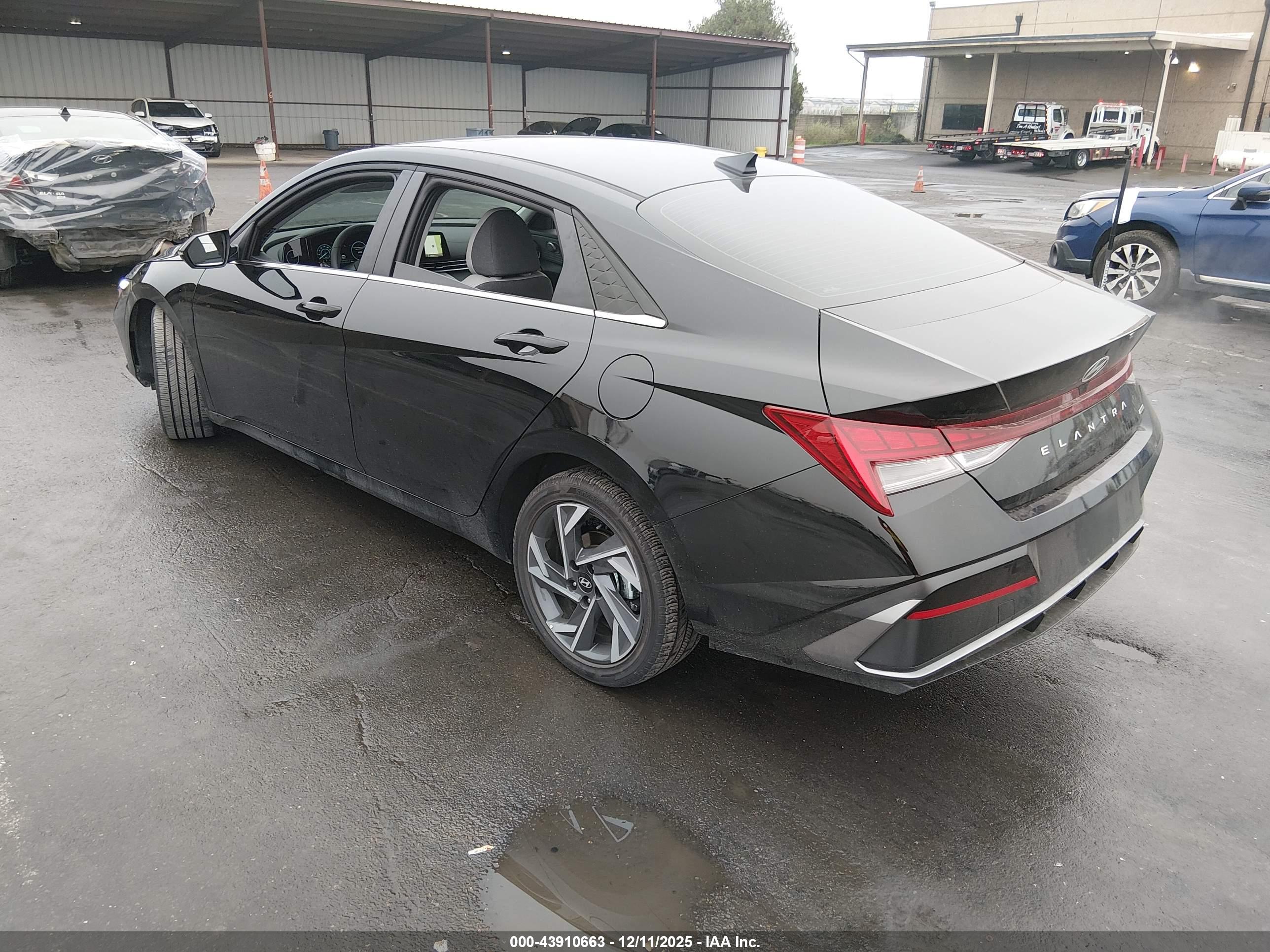 HYUNDAI ELANTRA image 3