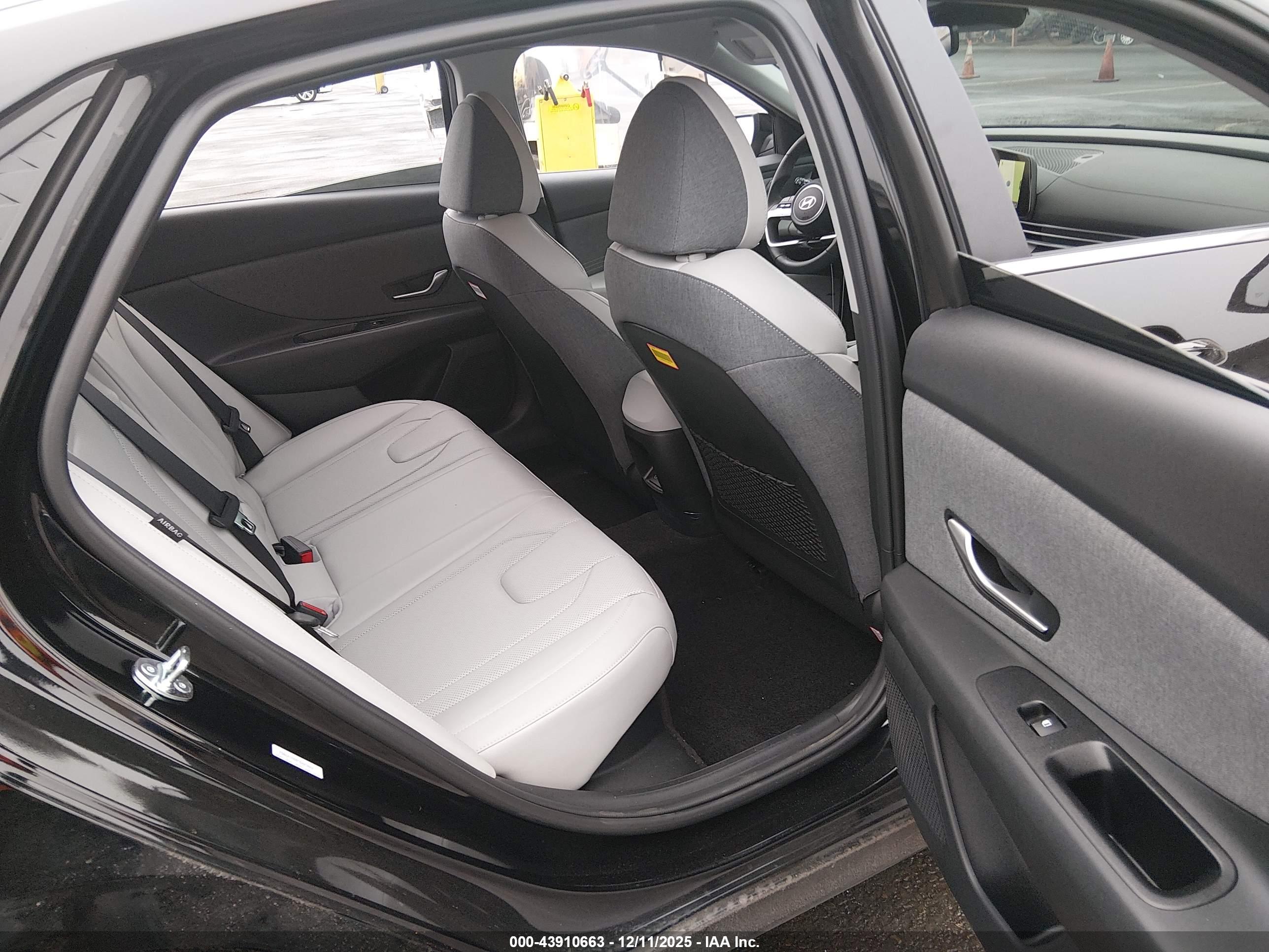 HYUNDAI ELANTRA image 8
