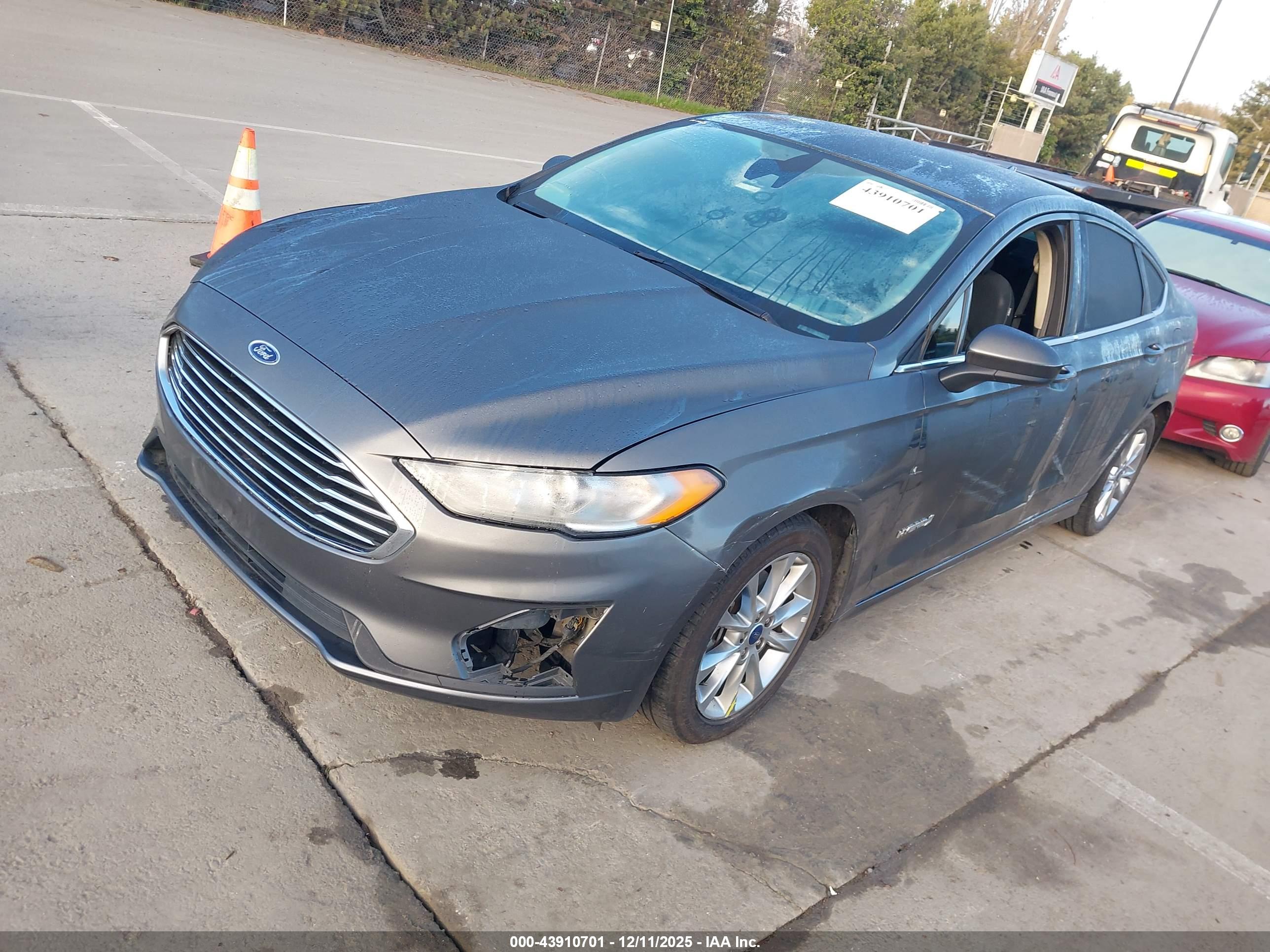 FORD FUSION image 2