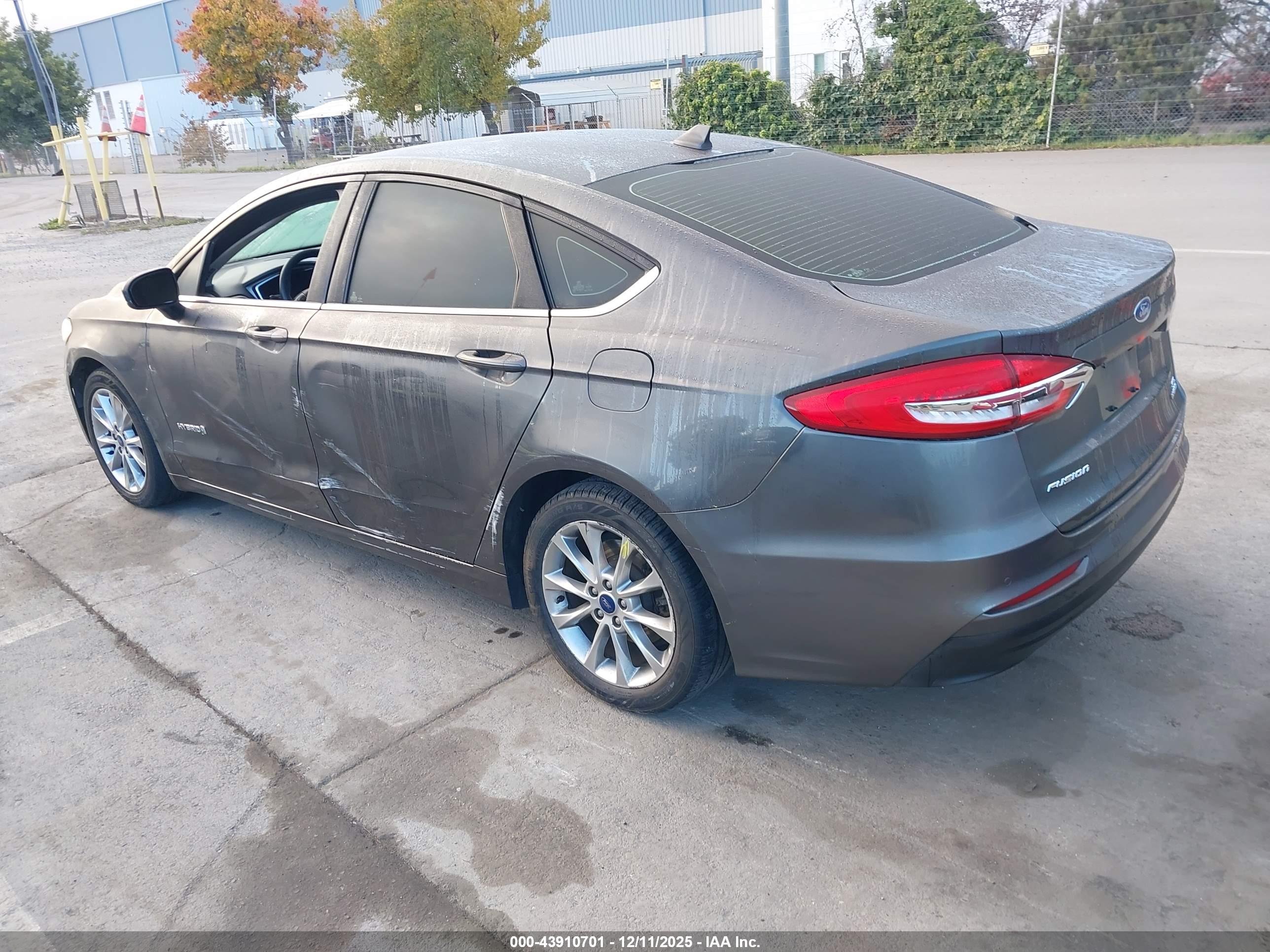 FORD FUSION image 3