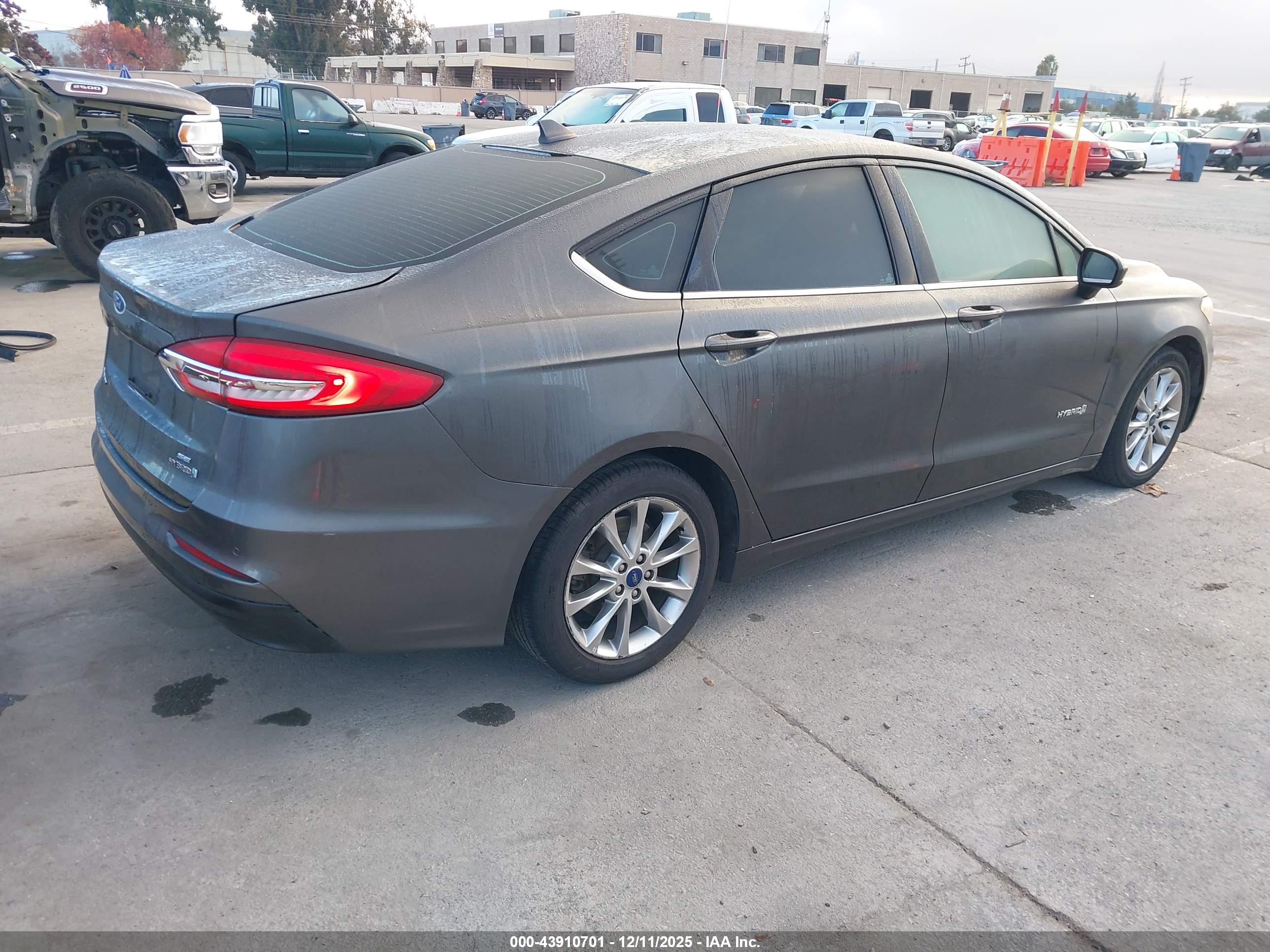FORD FUSION image 4