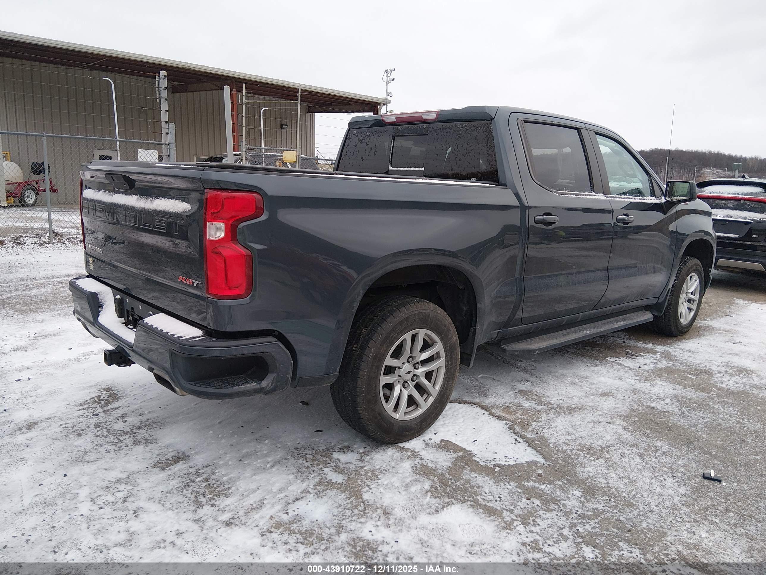 CHEVROLET SILVERADO image 4