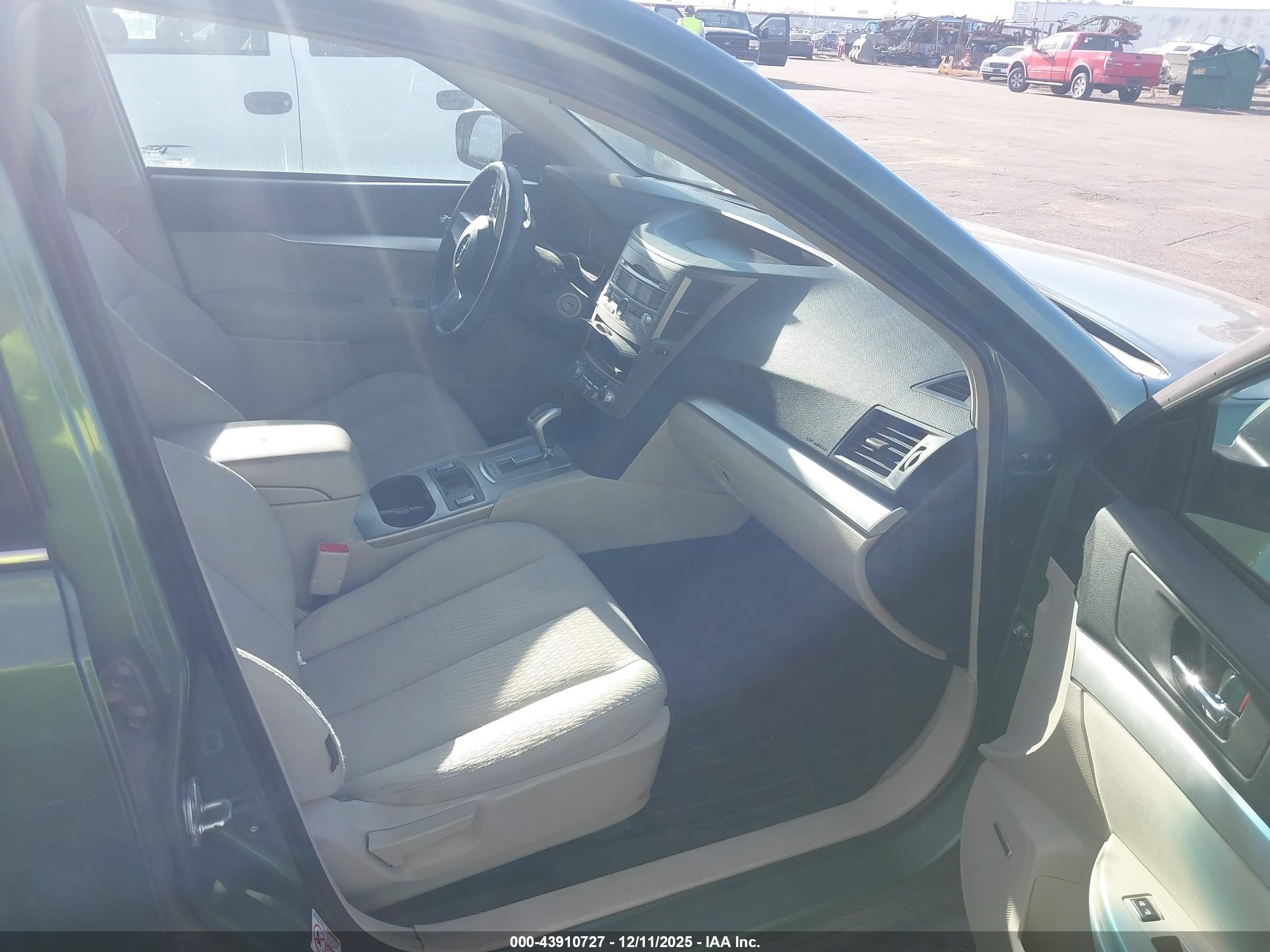 SUBARU OUTBACK image 5