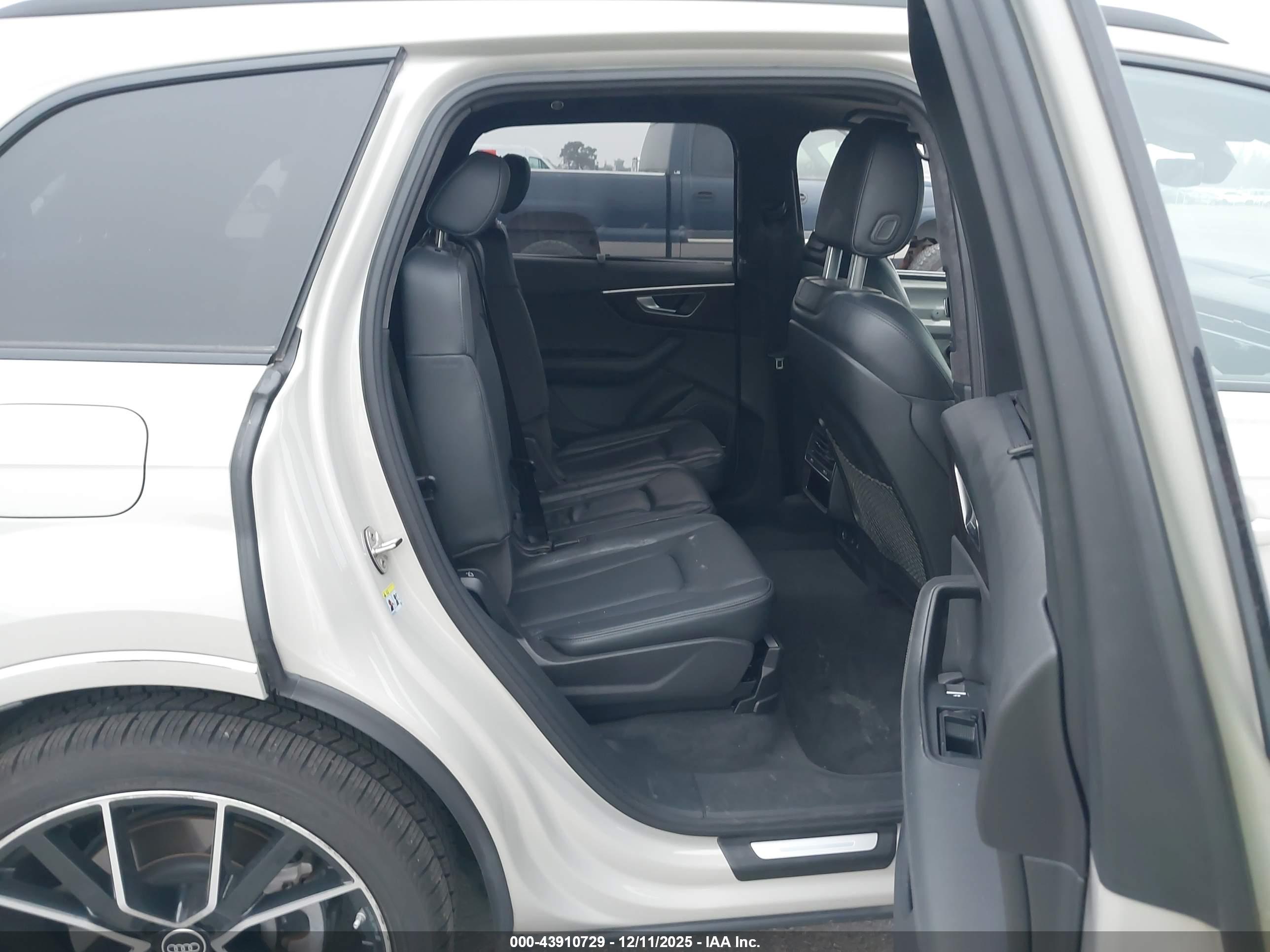 AUDI Q7 image 8