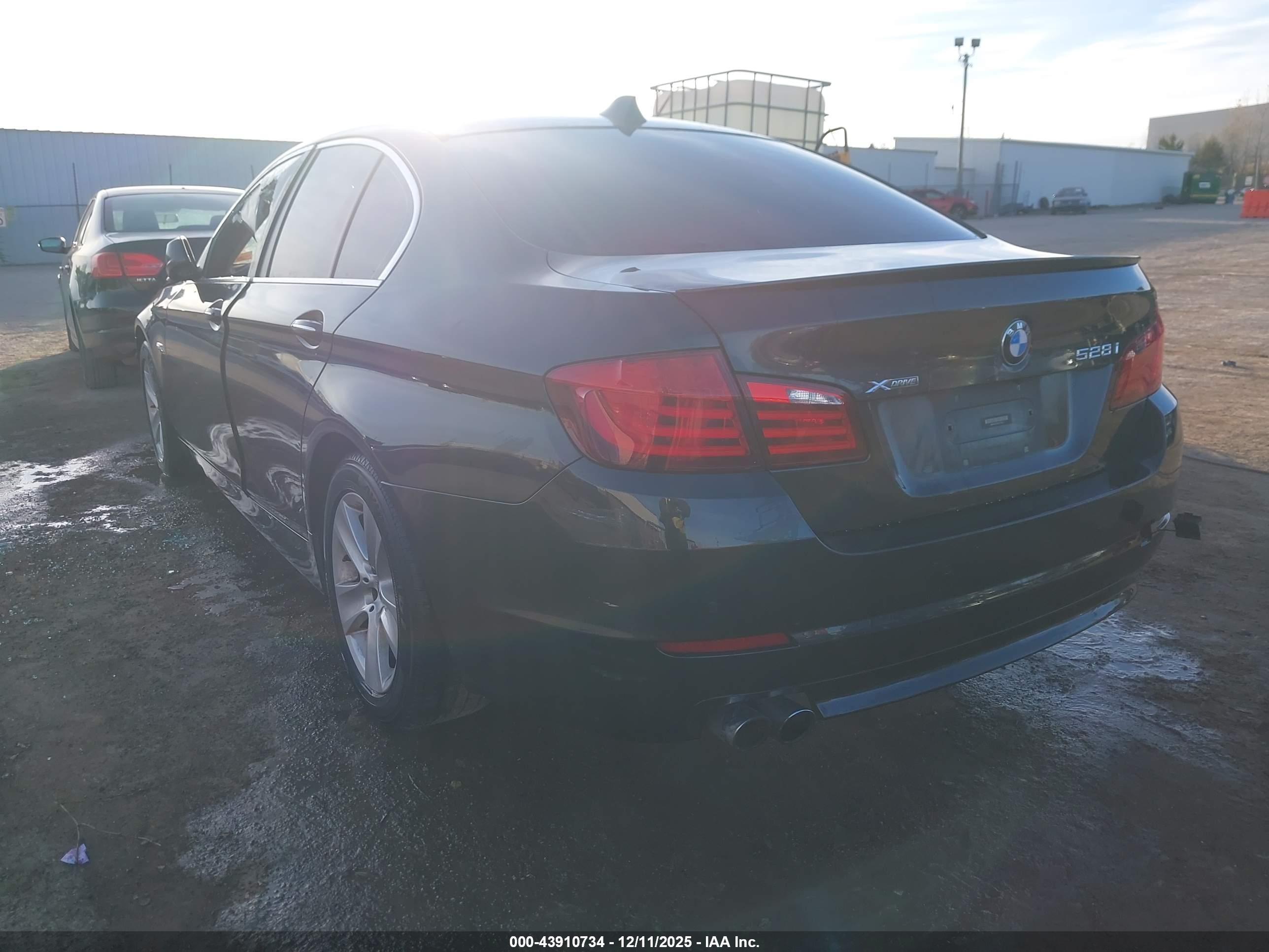 BMW 528I image 3