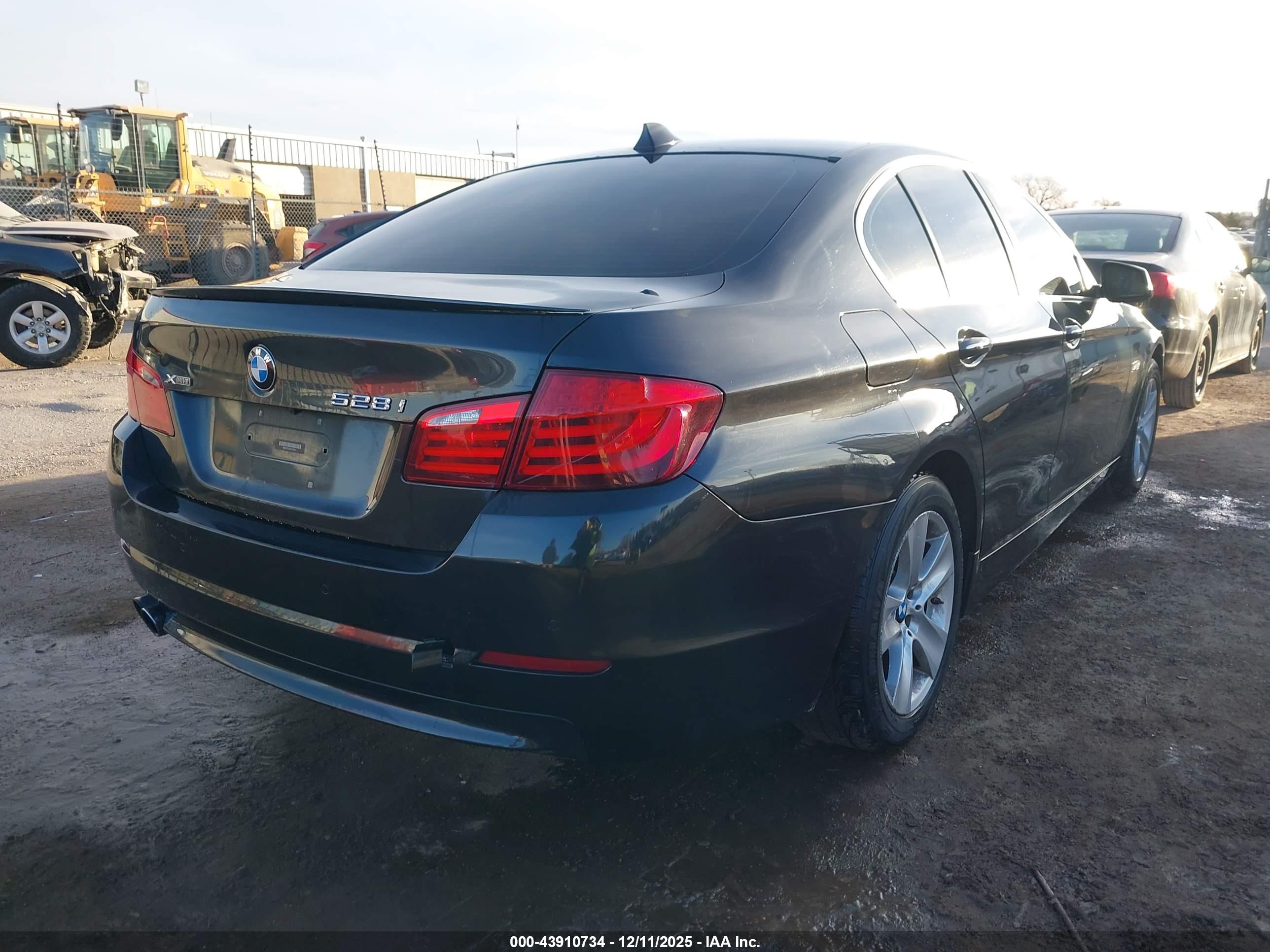 BMW 528I image 4