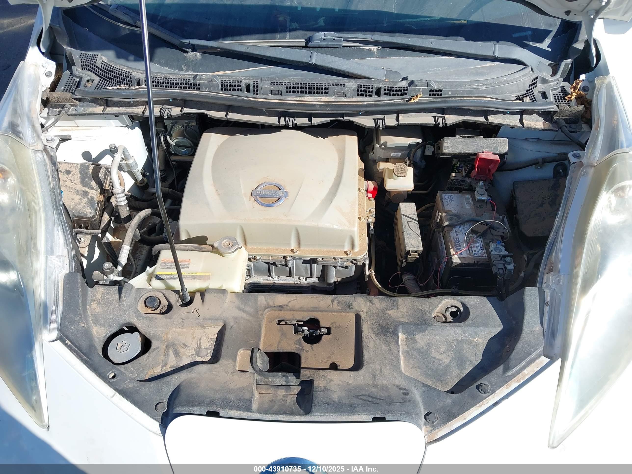NISSAN LEAF image 10