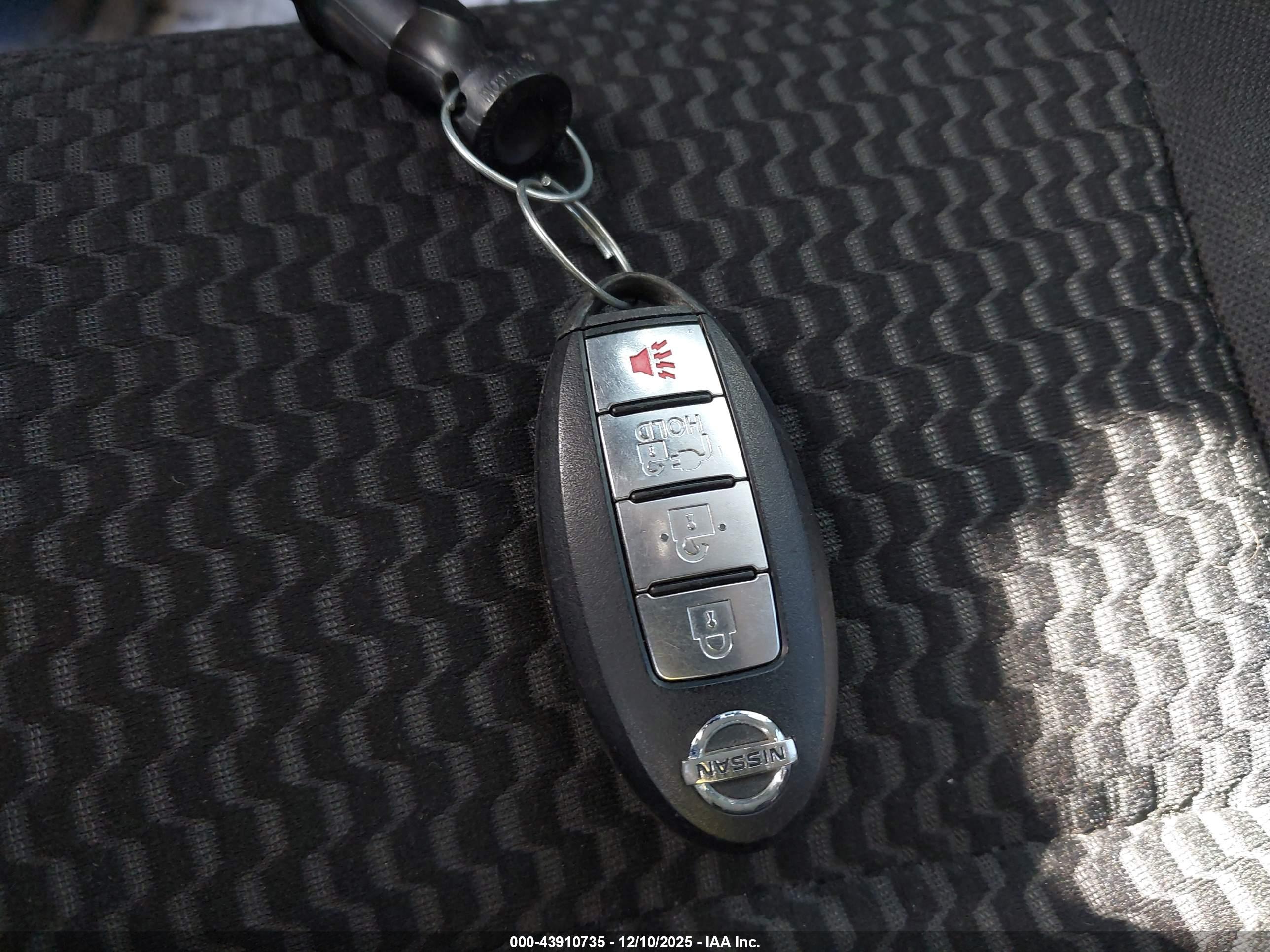 NISSAN LEAF image 11