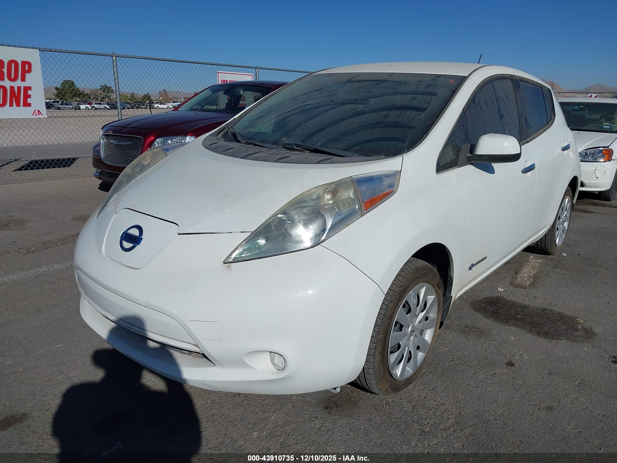 NISSAN LEAF image 2