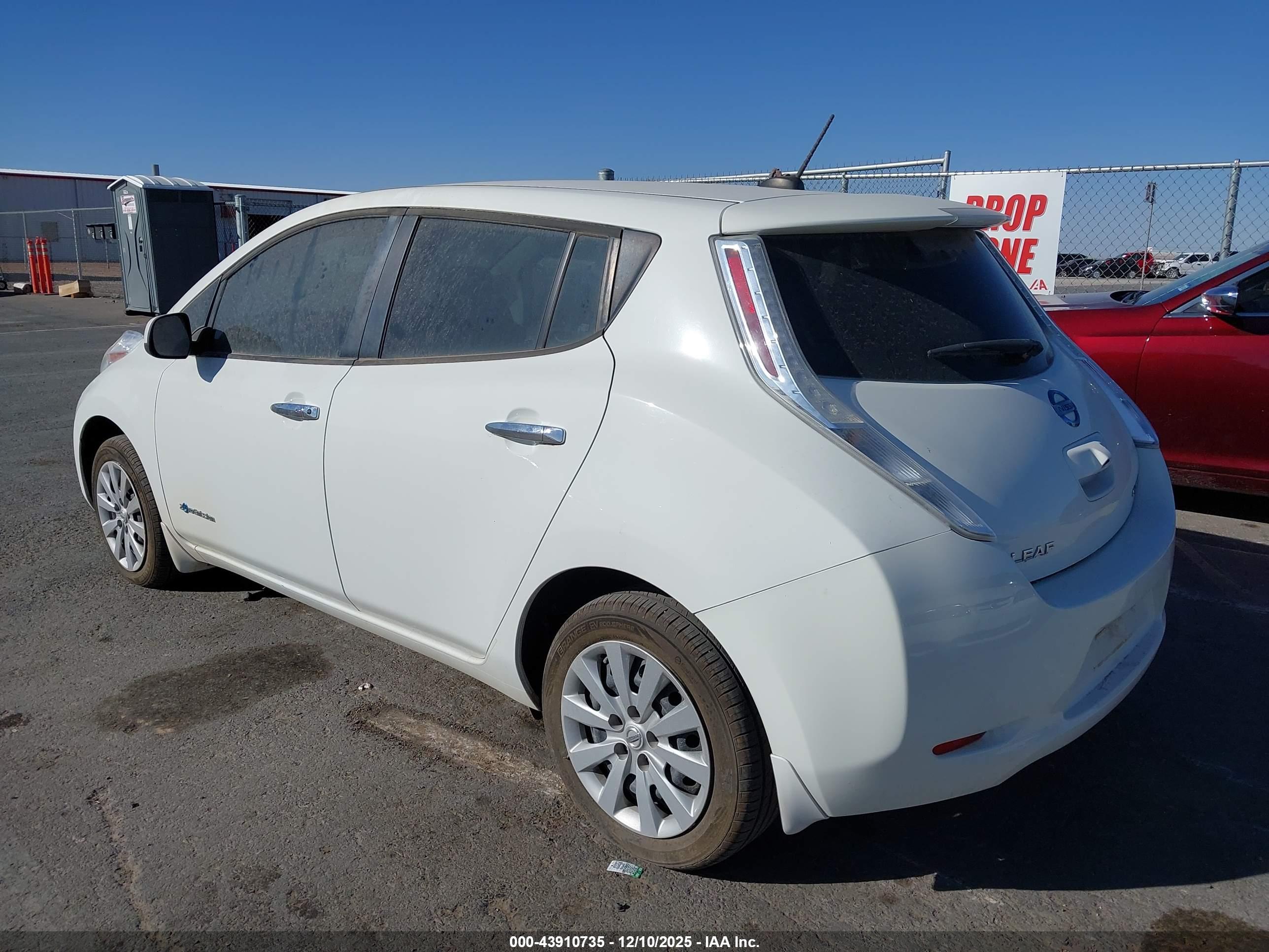 NISSAN LEAF image 3