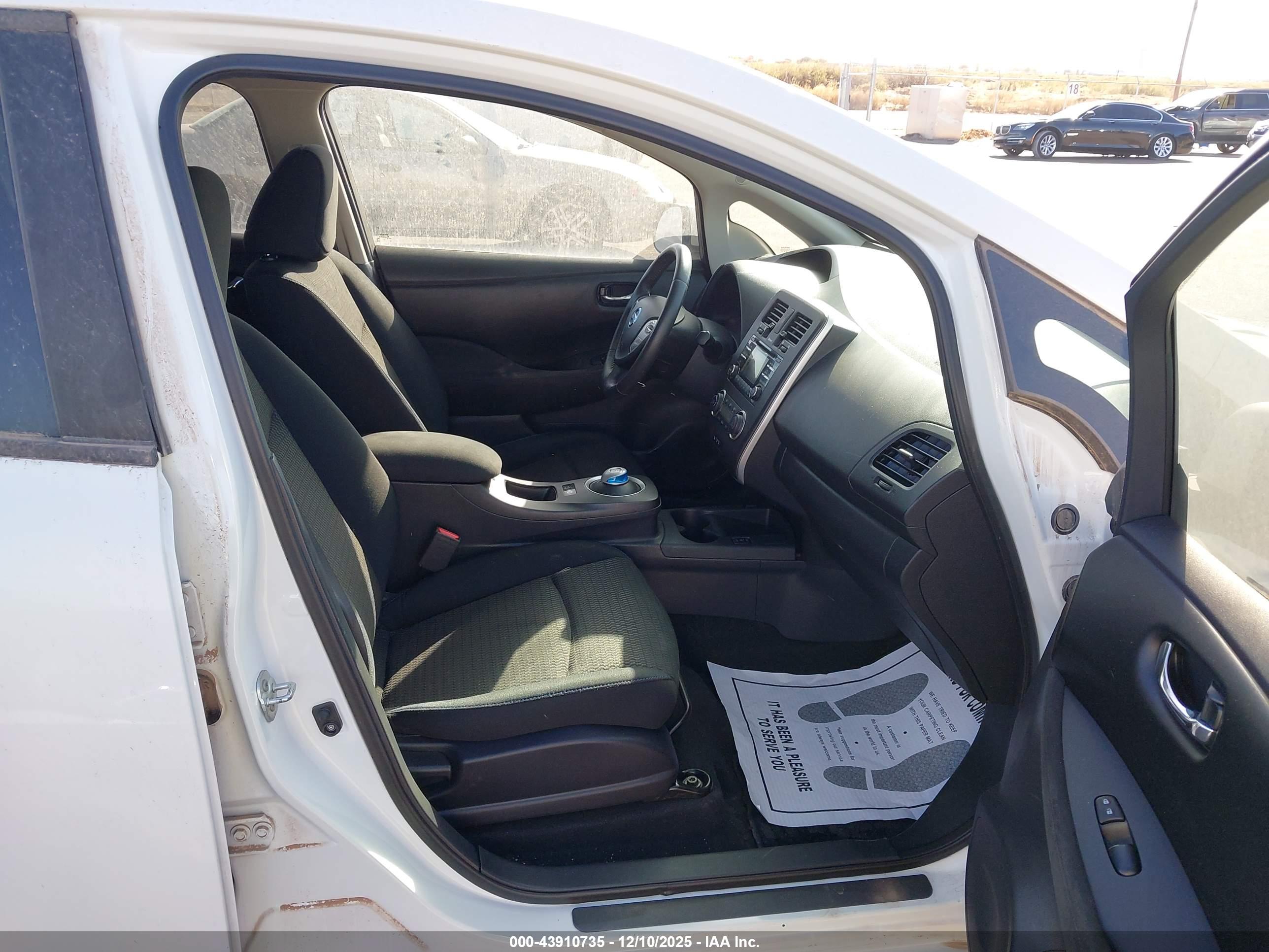 NISSAN LEAF image 5
