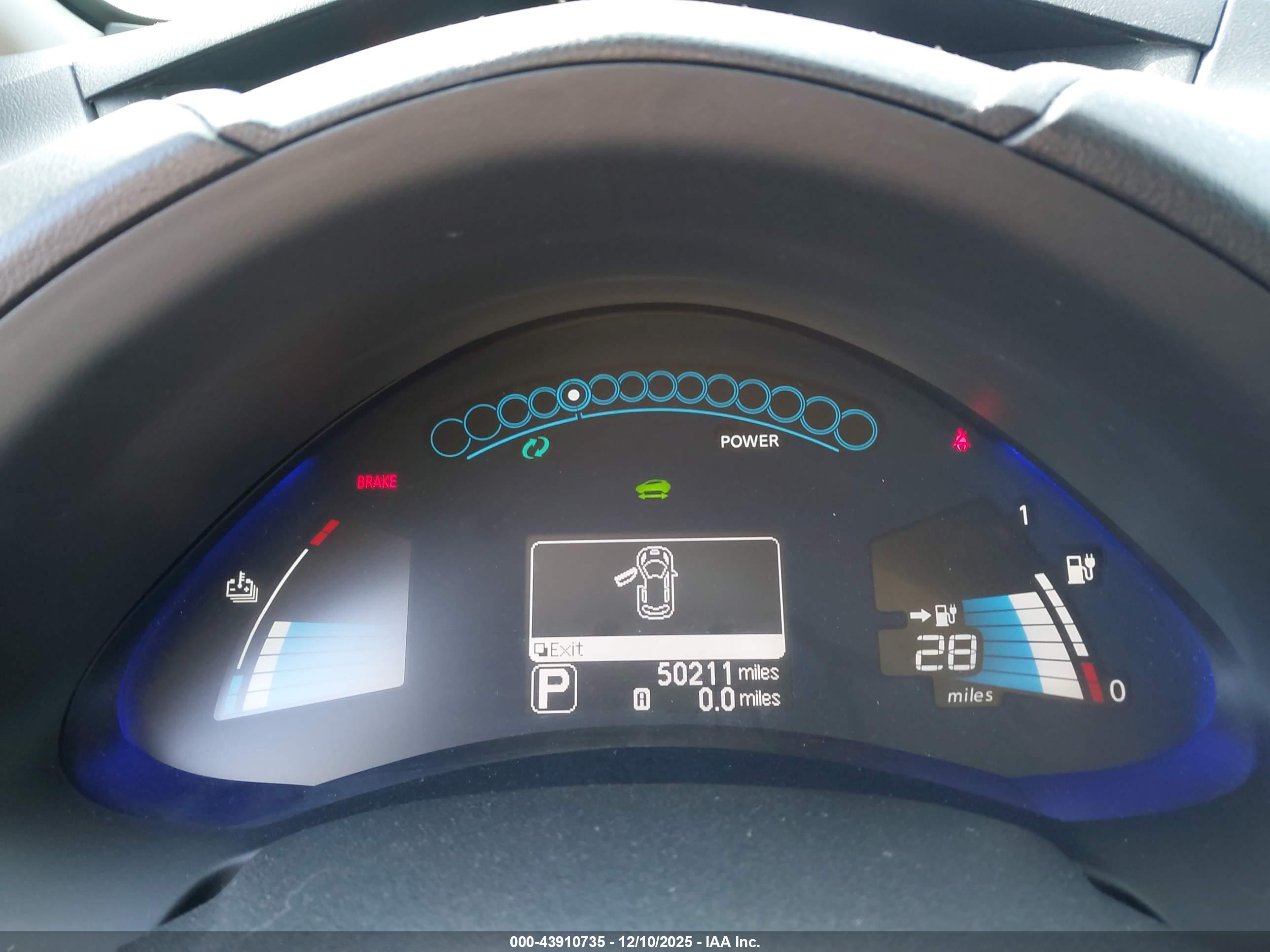 NISSAN LEAF image 7