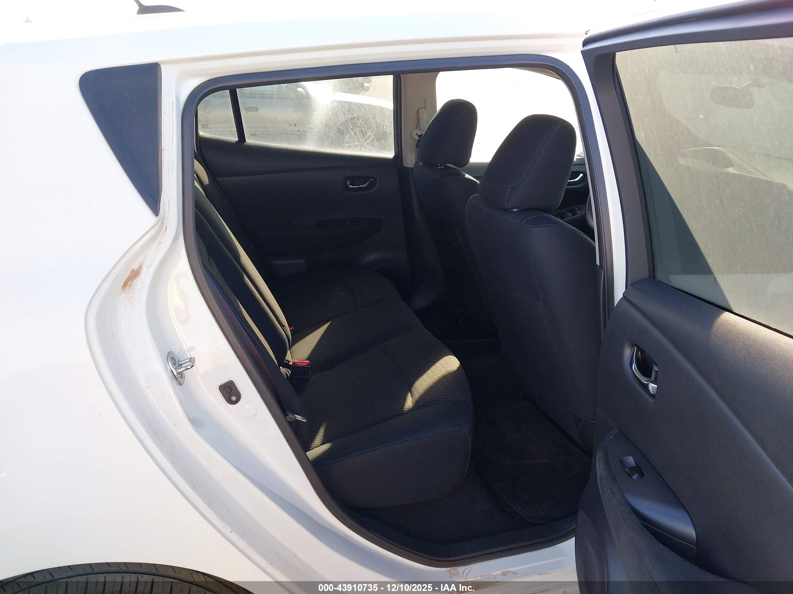 NISSAN LEAF image 8