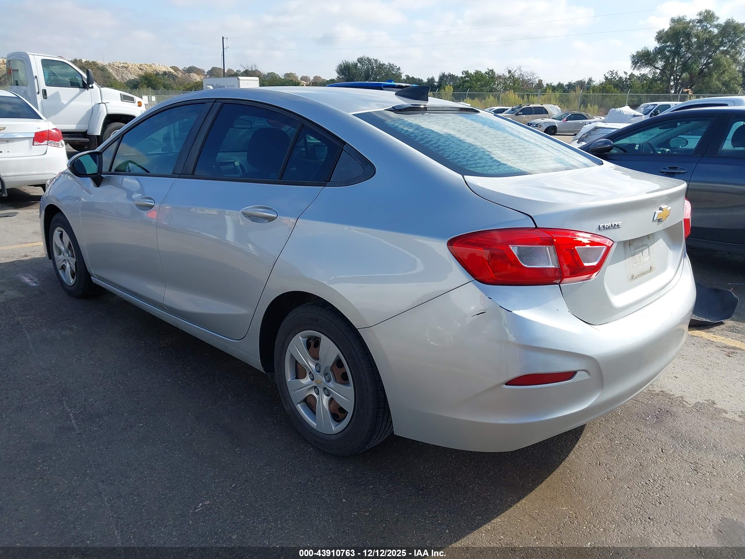 CHEVROLET CRUZE image 3