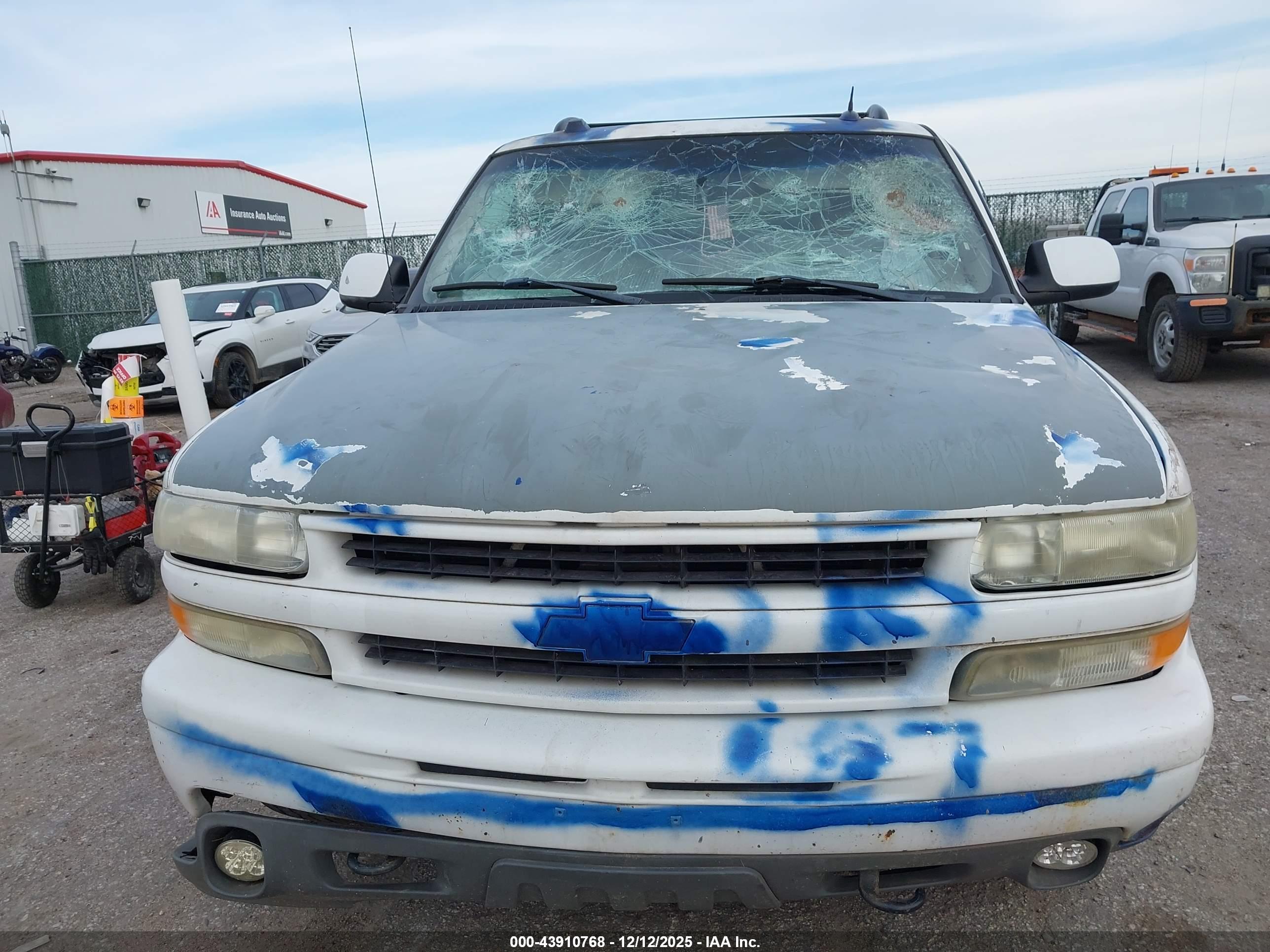 CHEVROLET SUBURBAN image 6