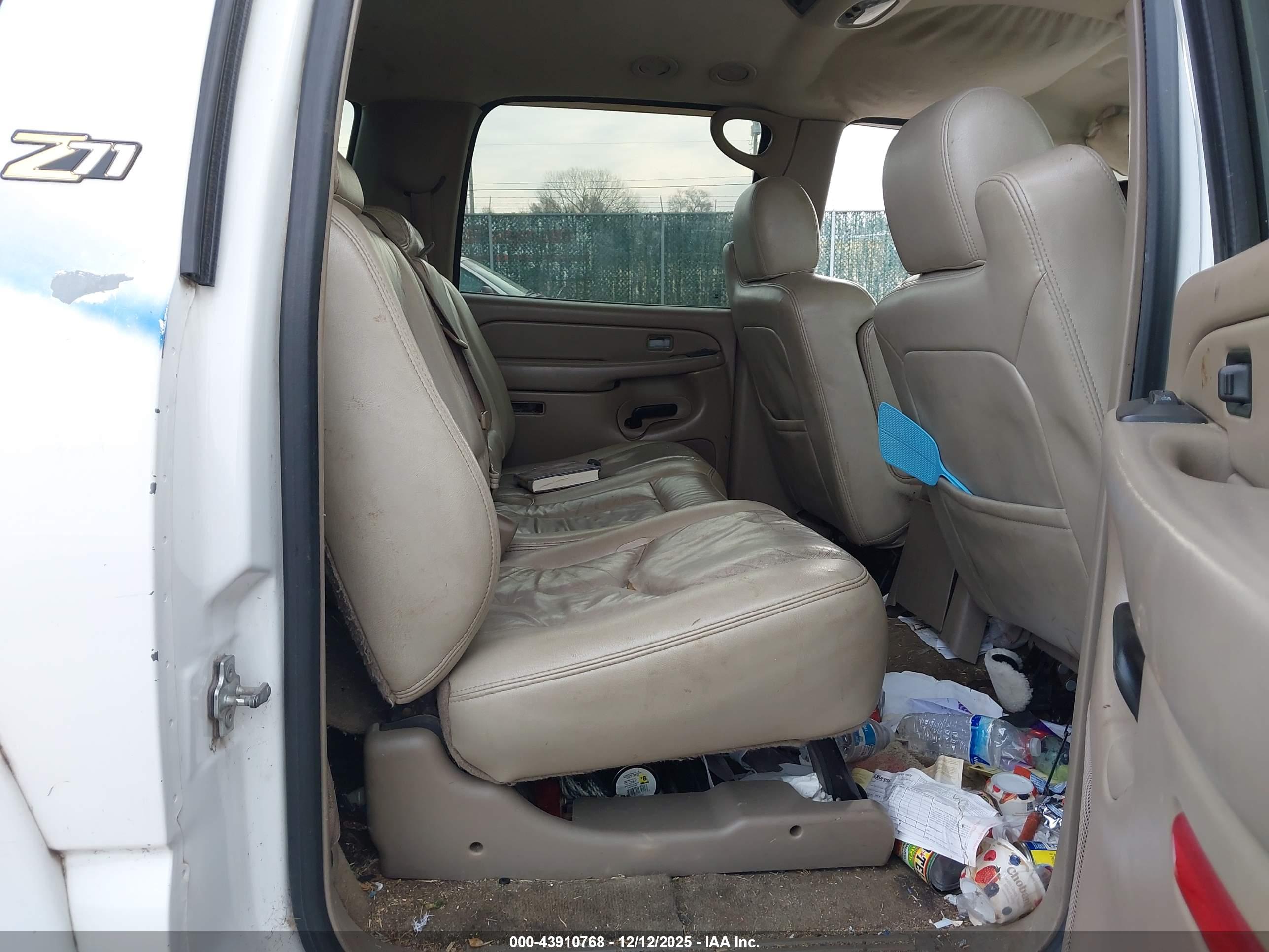 CHEVROLET SUBURBAN image 8