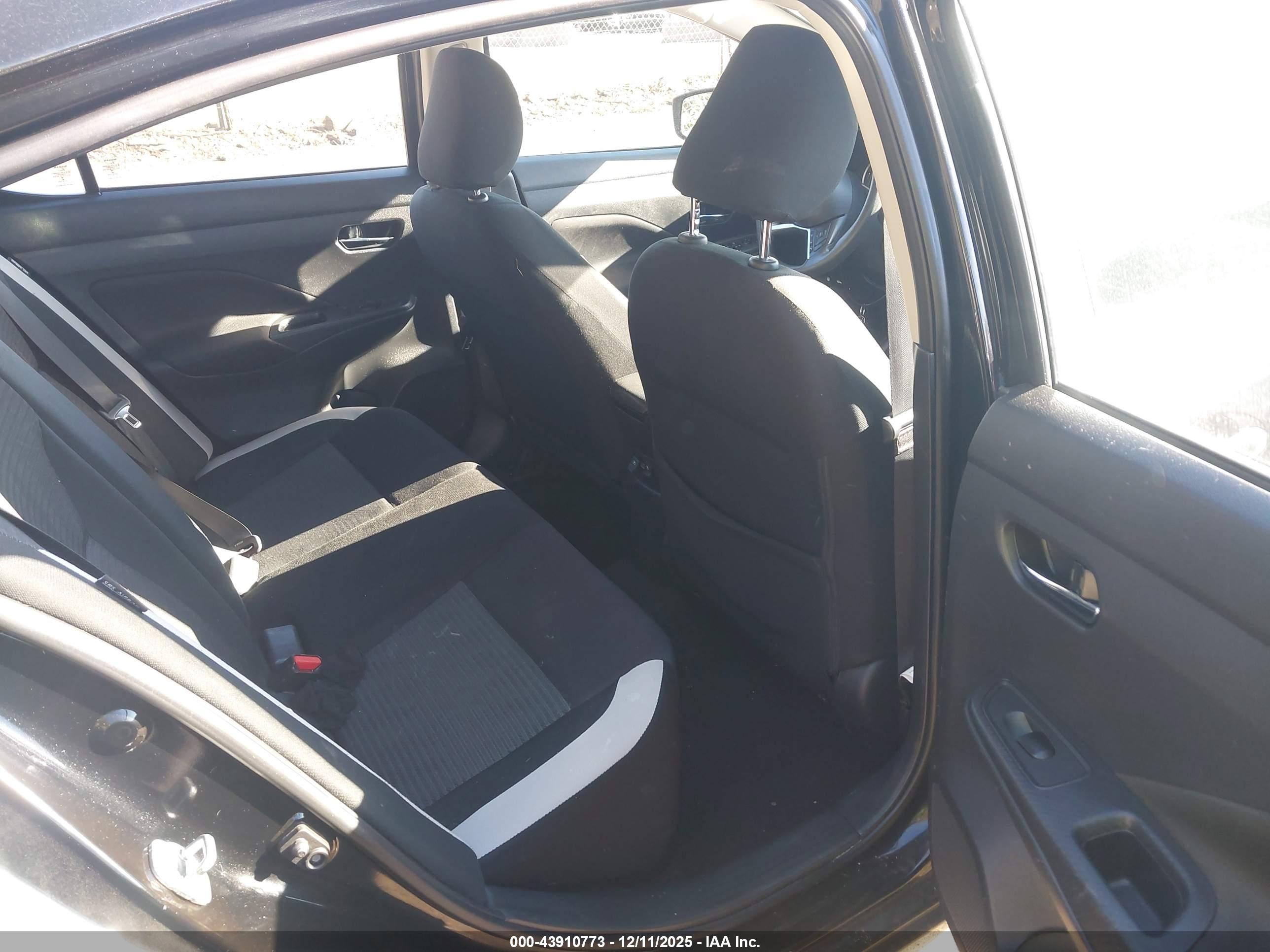 NISSAN VERSA image 8