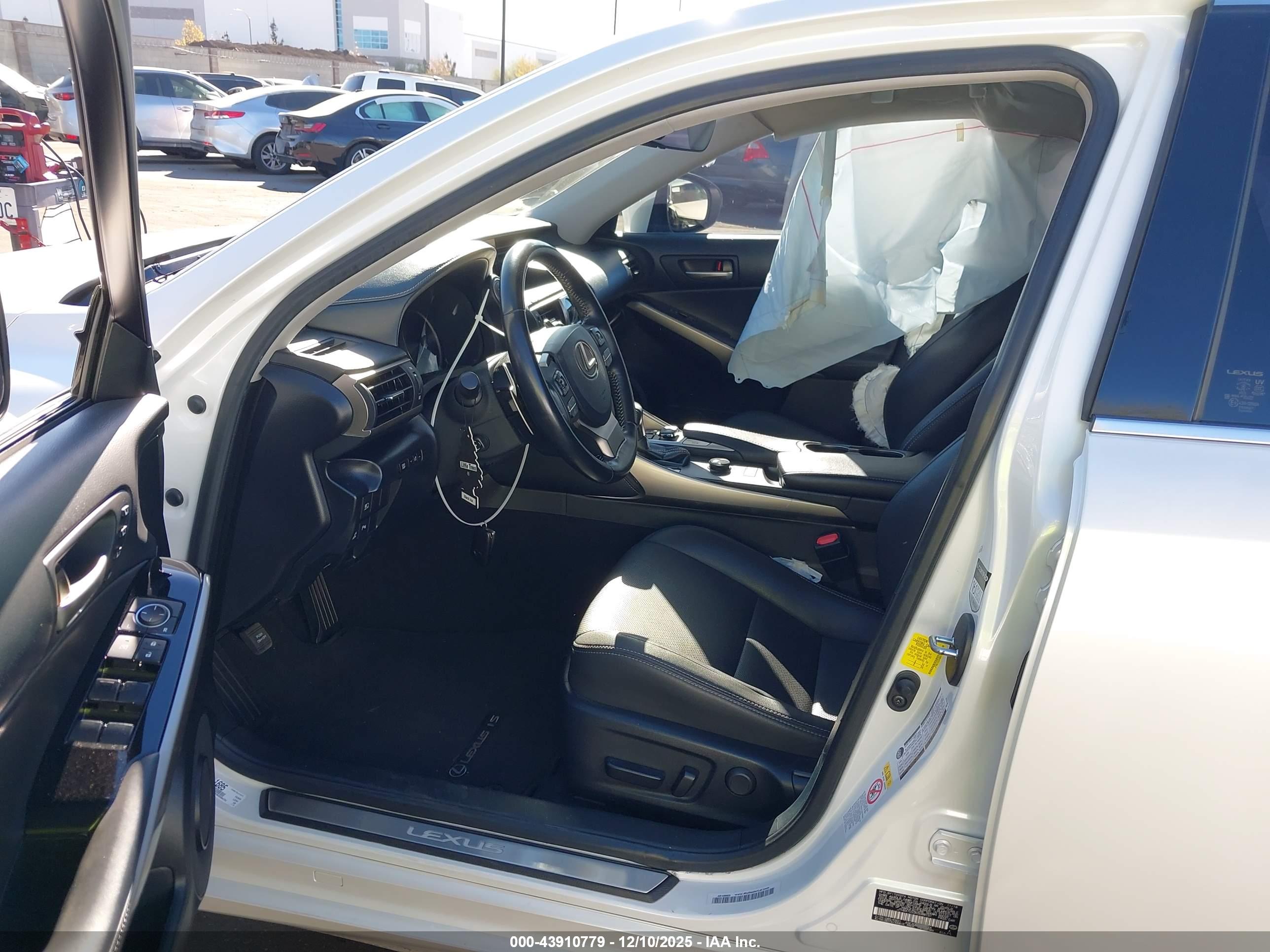 LEXUS IS image 5