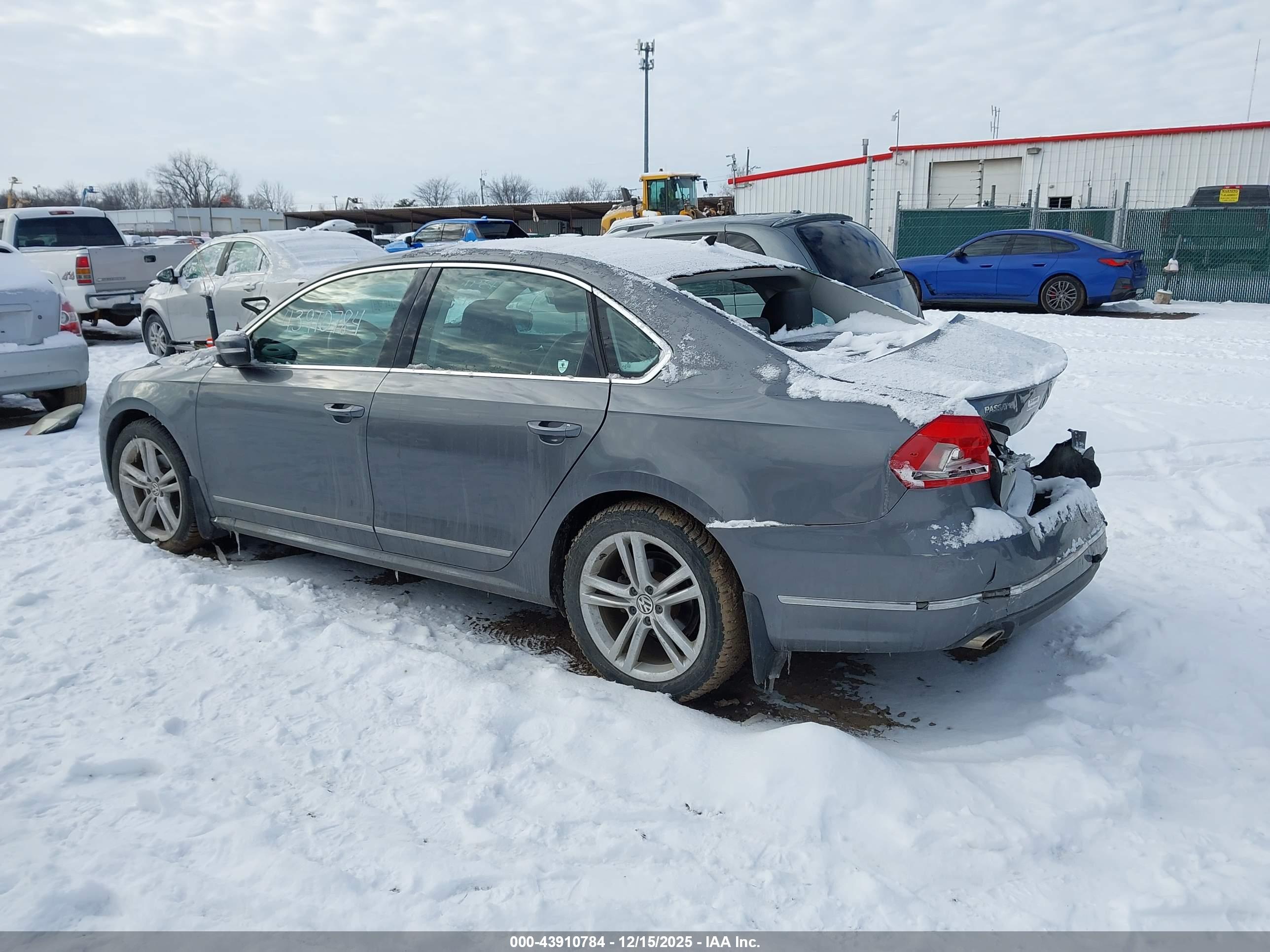 VOLKSWAGEN PASSAT image 3