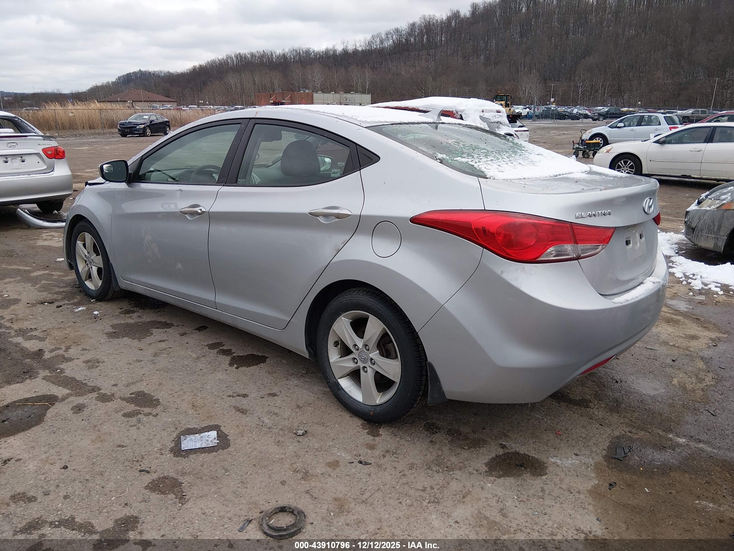 HYUNDAI ELANTRA image 3