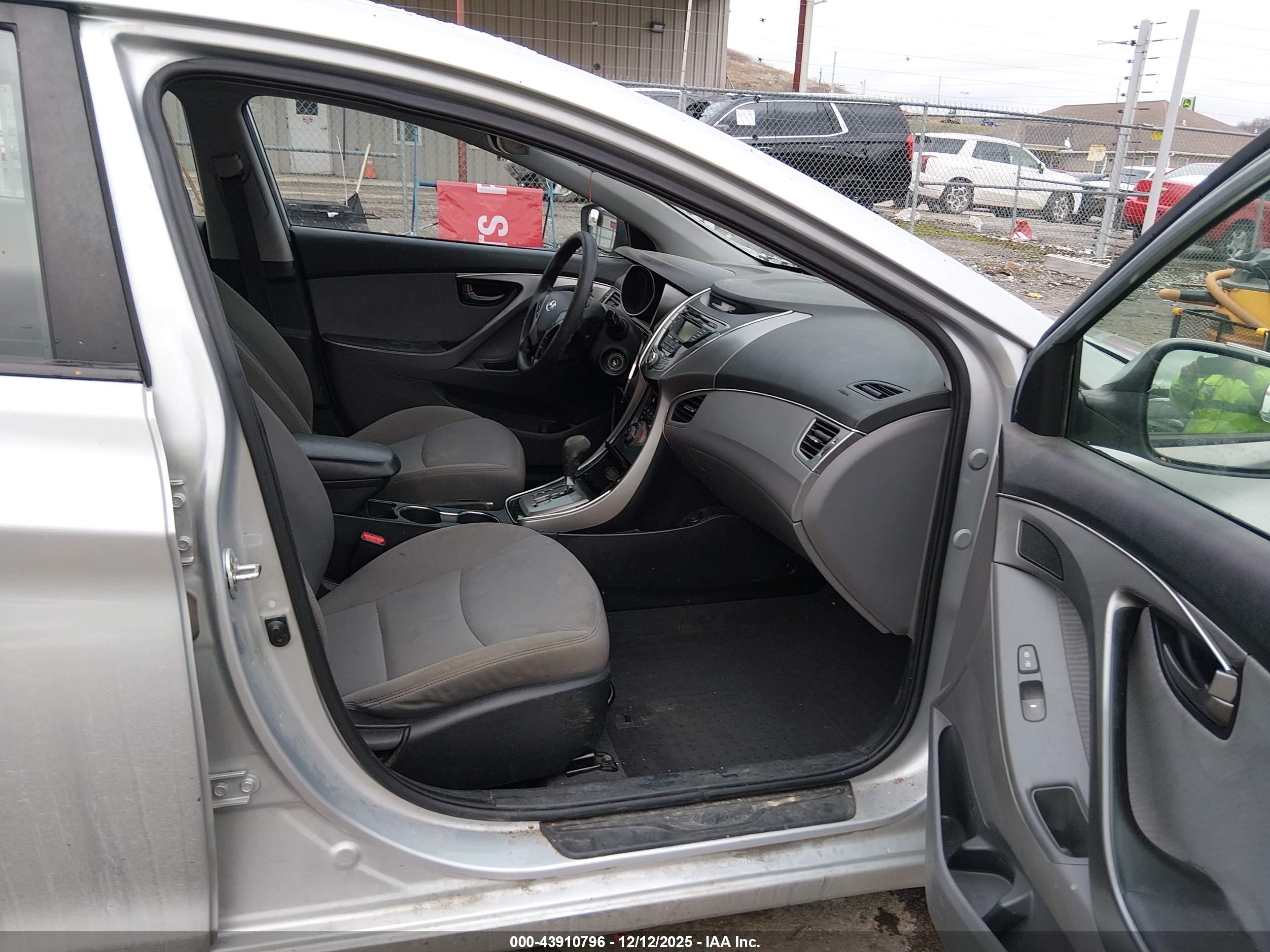 HYUNDAI ELANTRA image 5