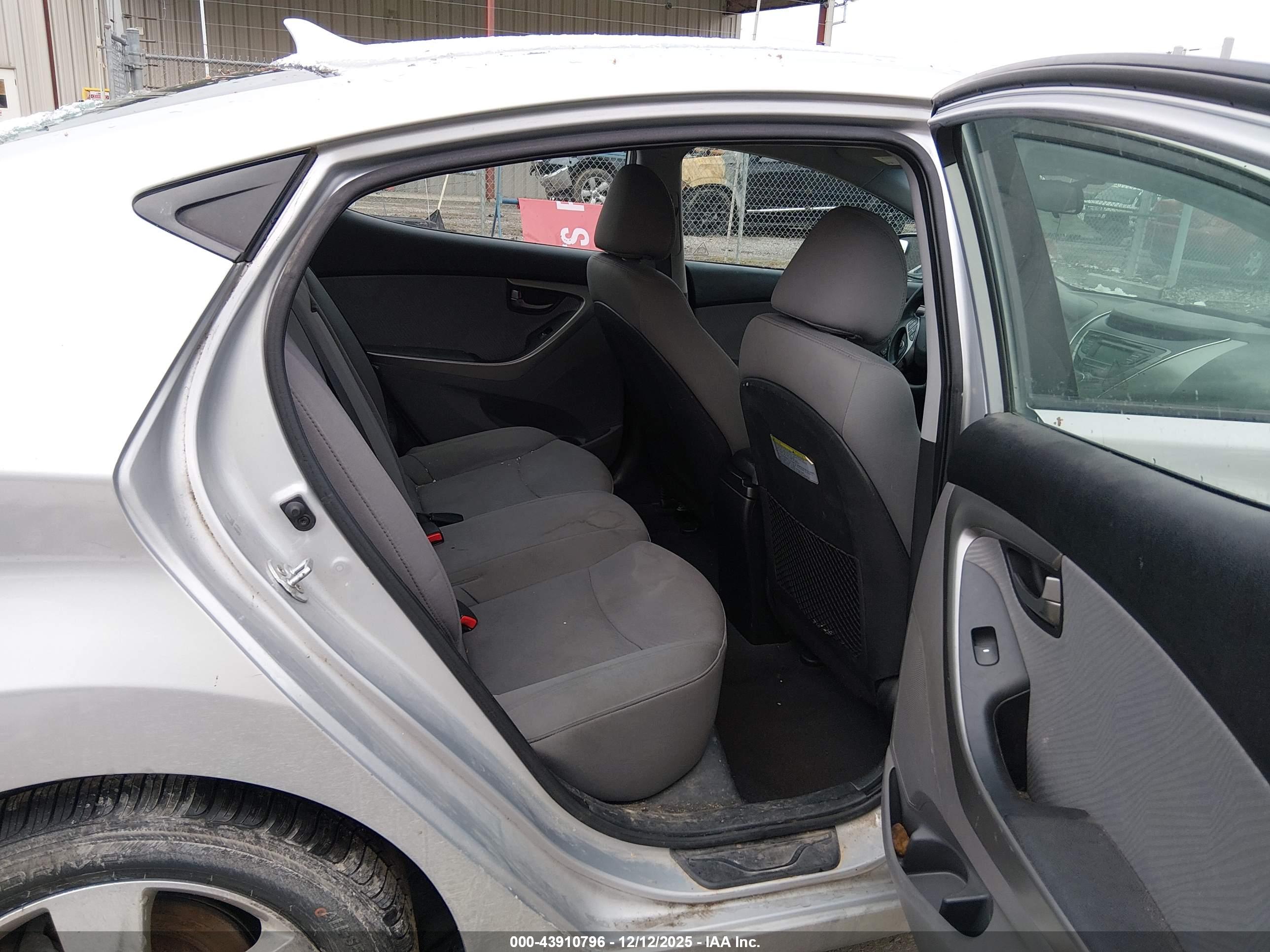 HYUNDAI ELANTRA image 8