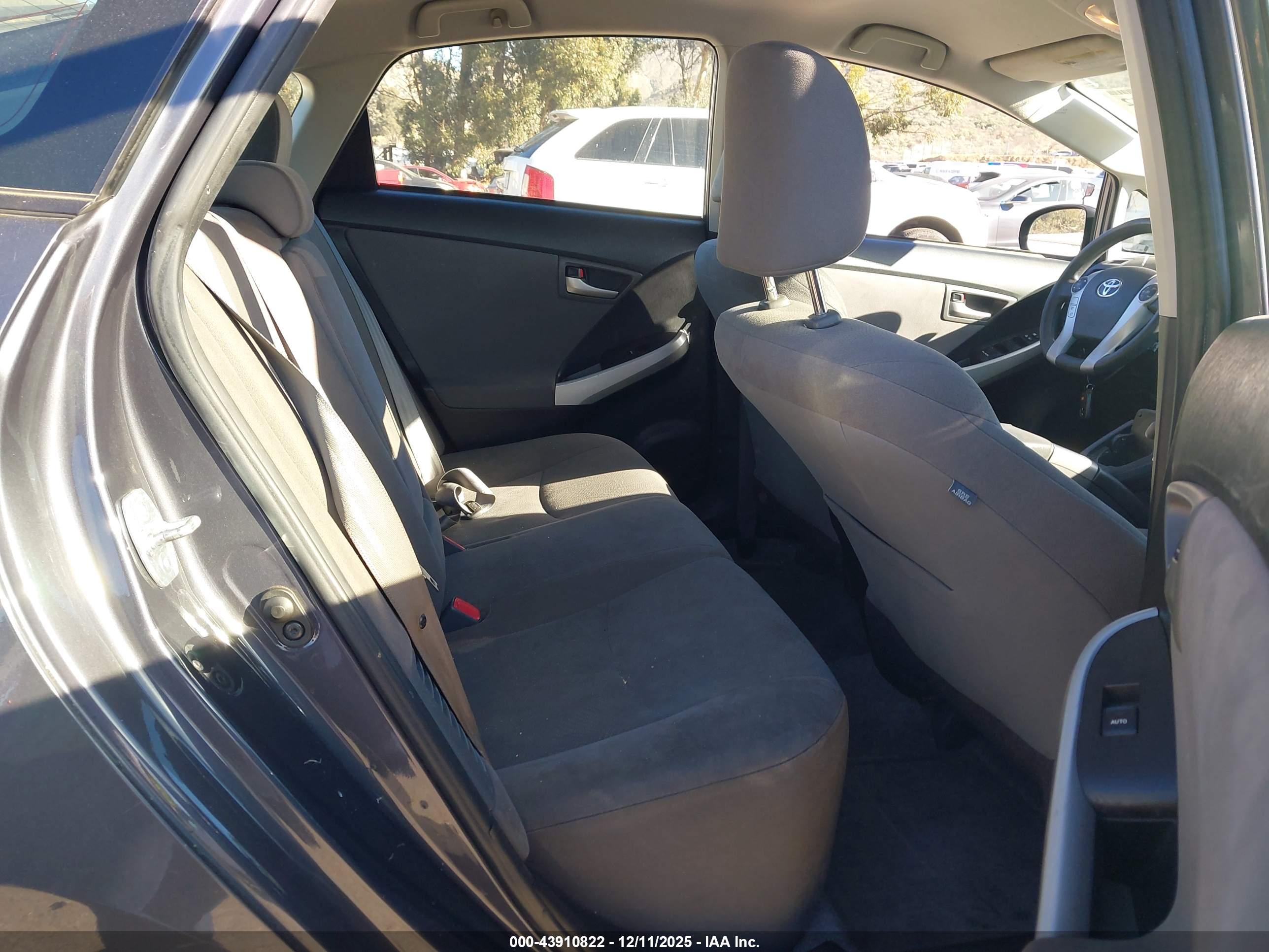 TOYOTA PRIUS image 8