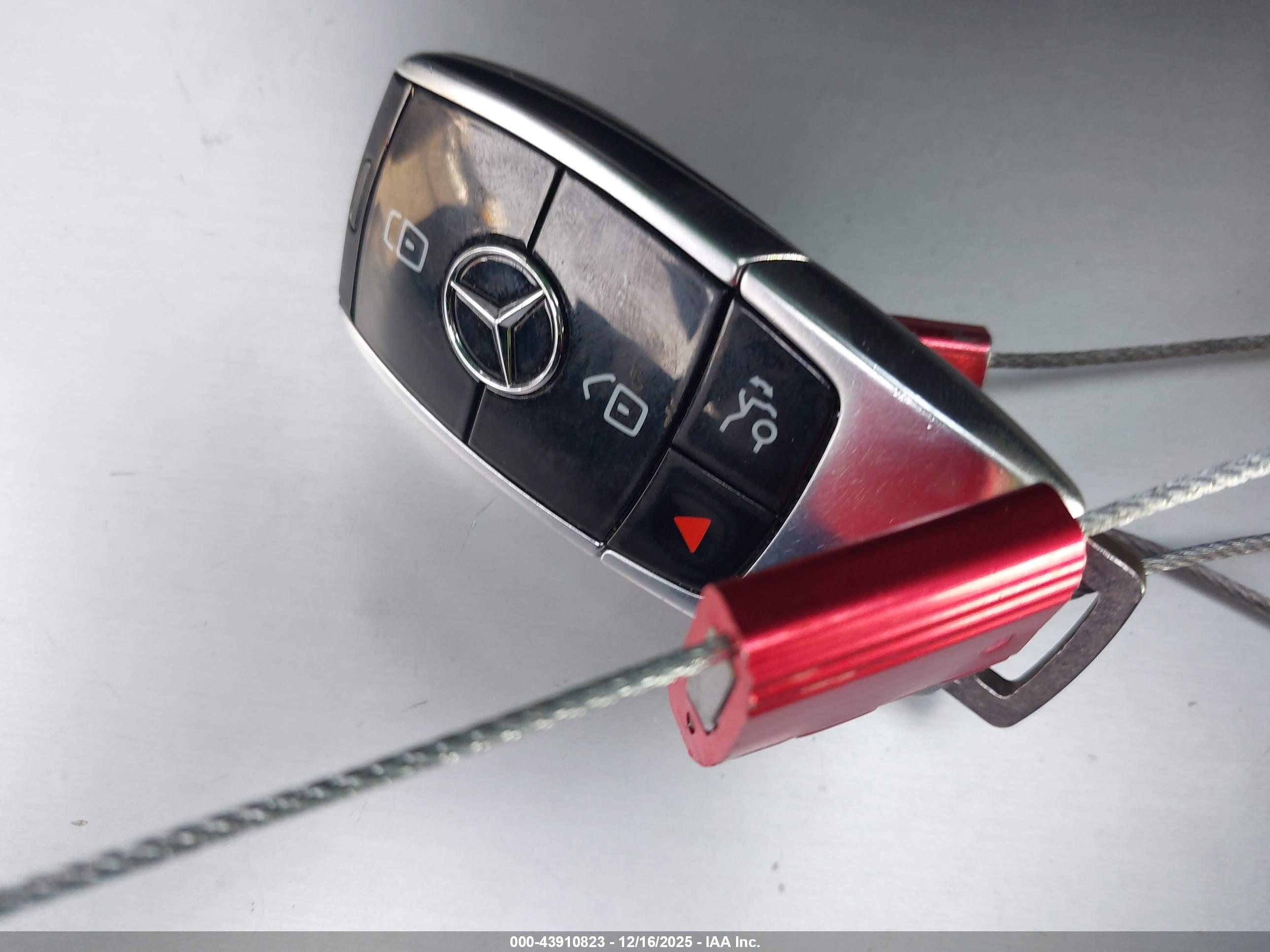 MERCEDES-BENZ E image 11