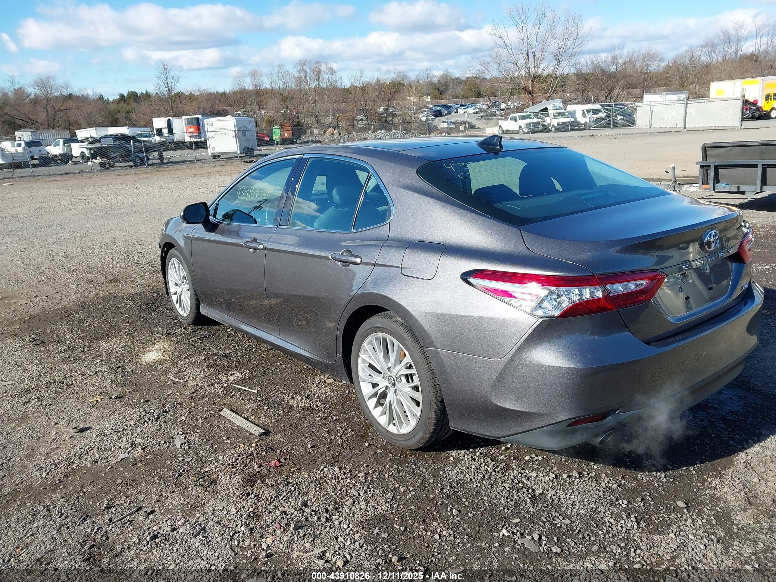 TOYOTA CAMRY image 3