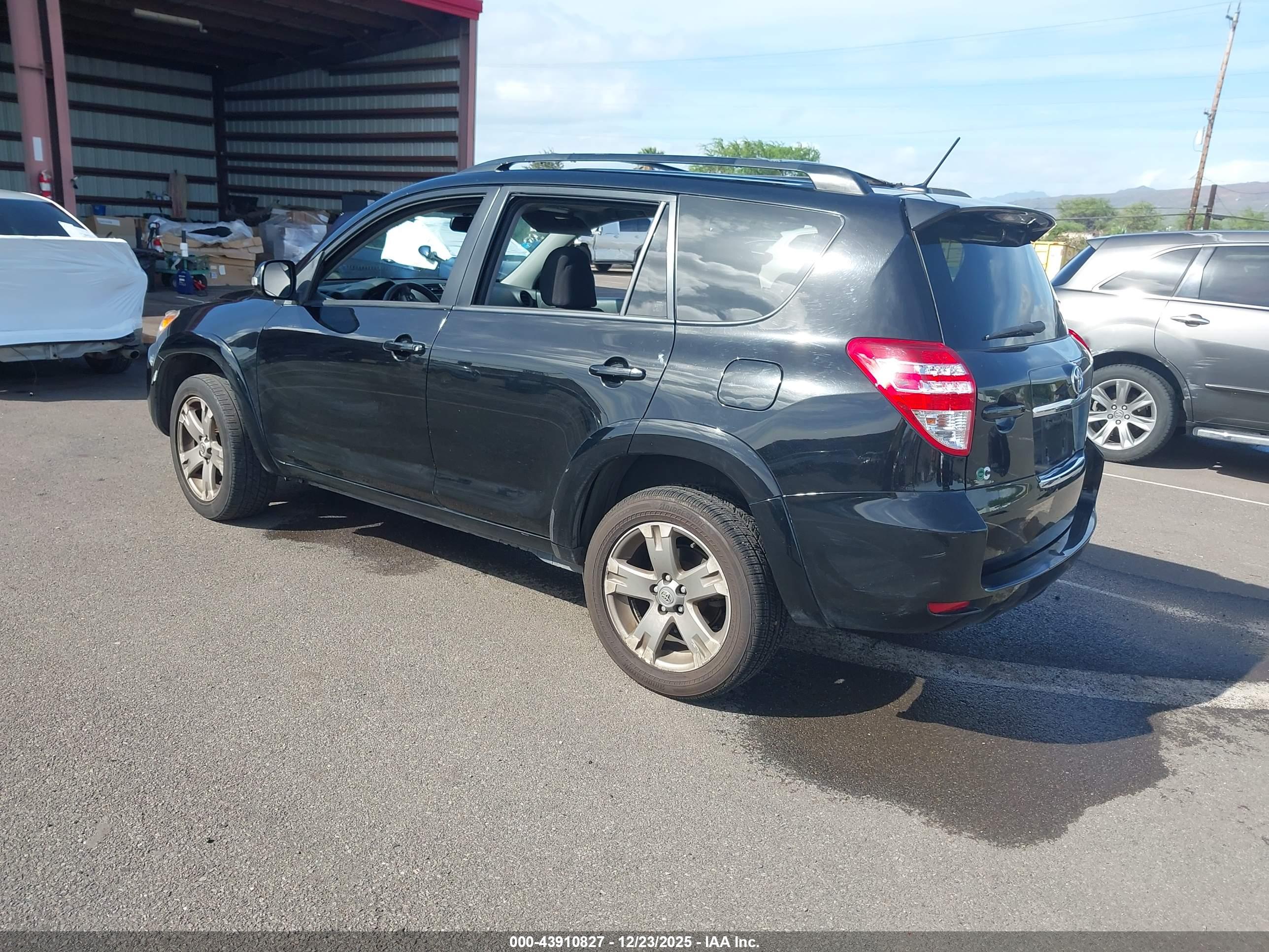 TOYOTA RAV4 image 3