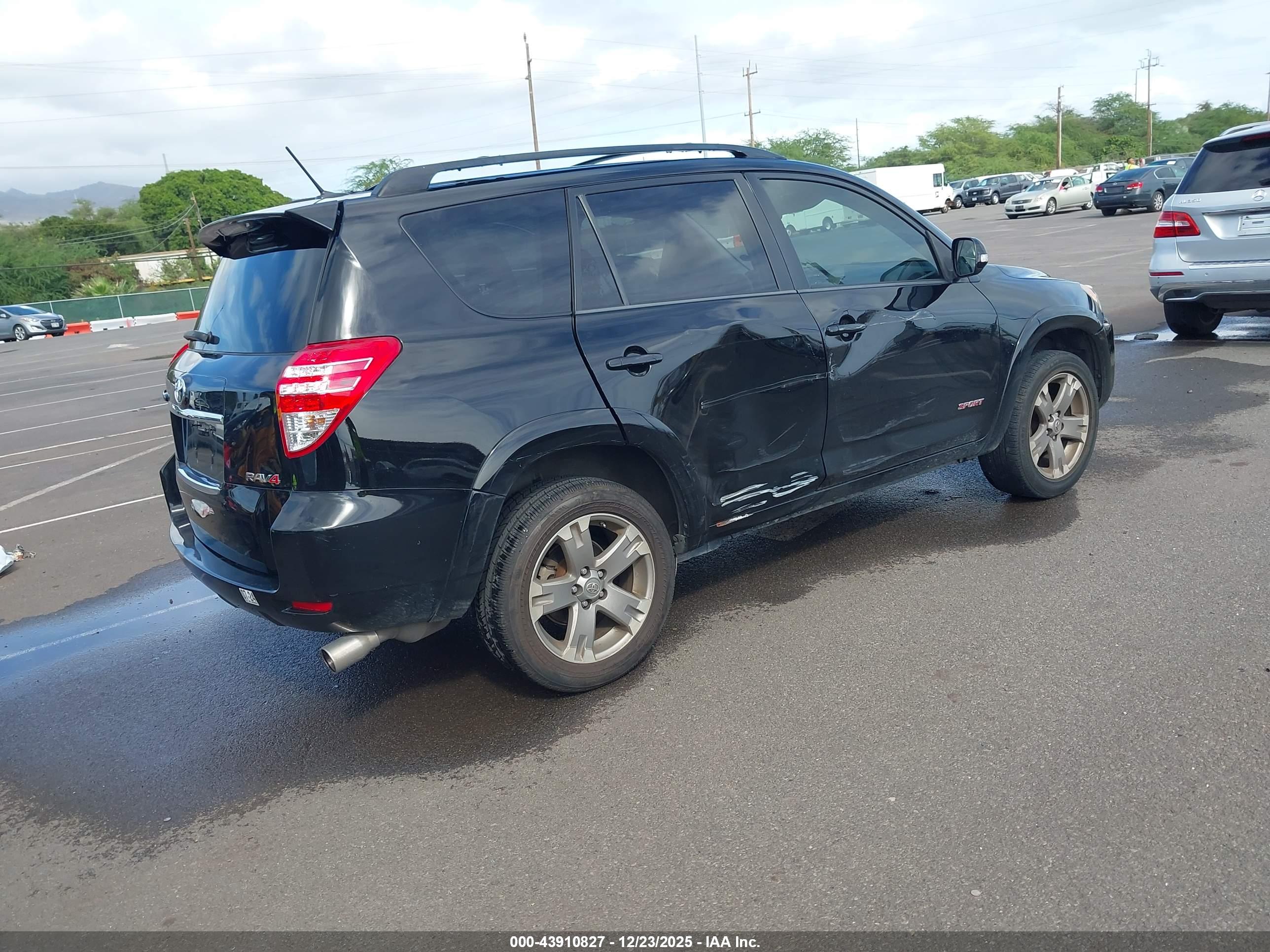 TOYOTA RAV4 image 4